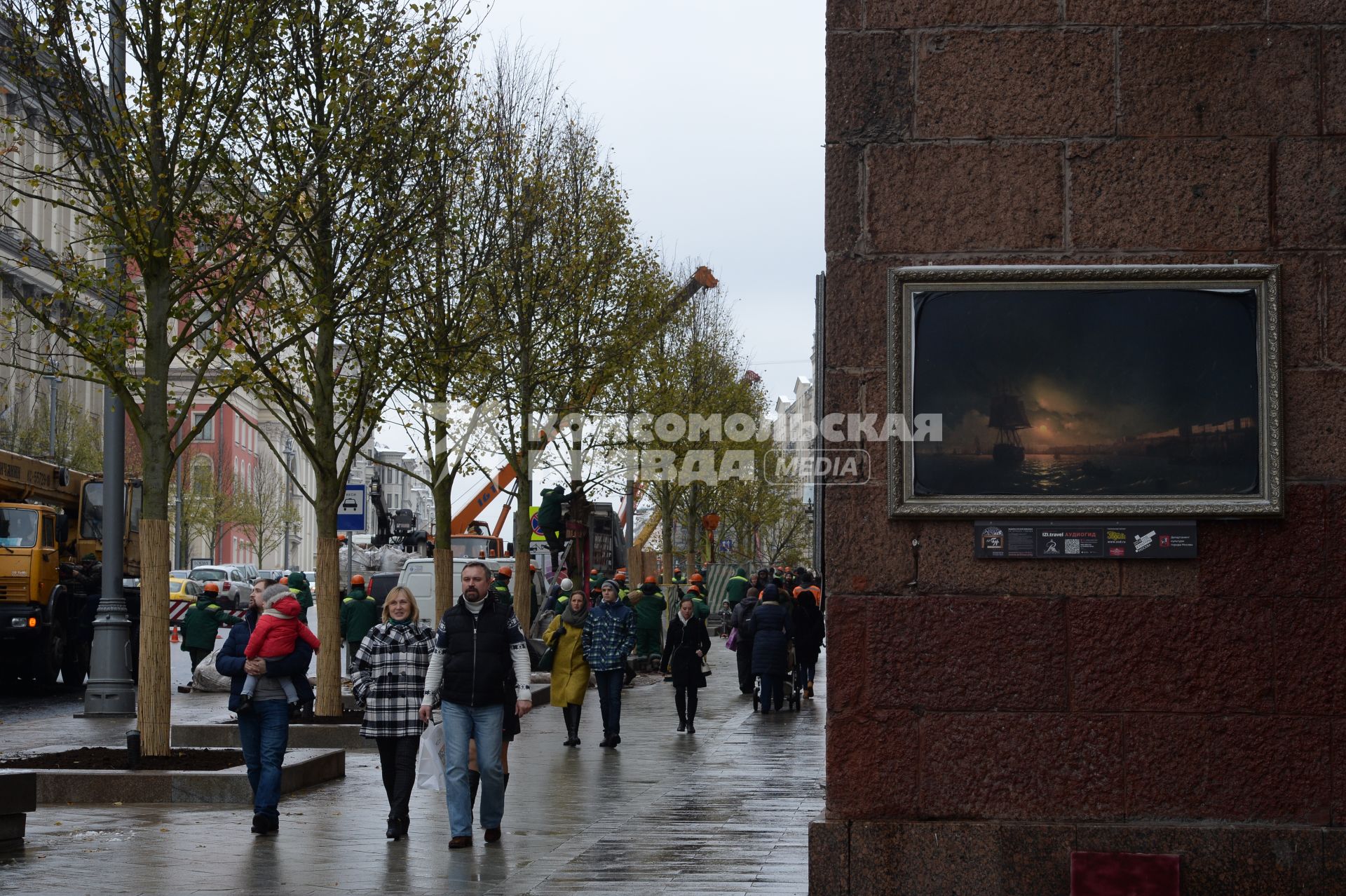 Москва. Высадка лип на Тверской улице.