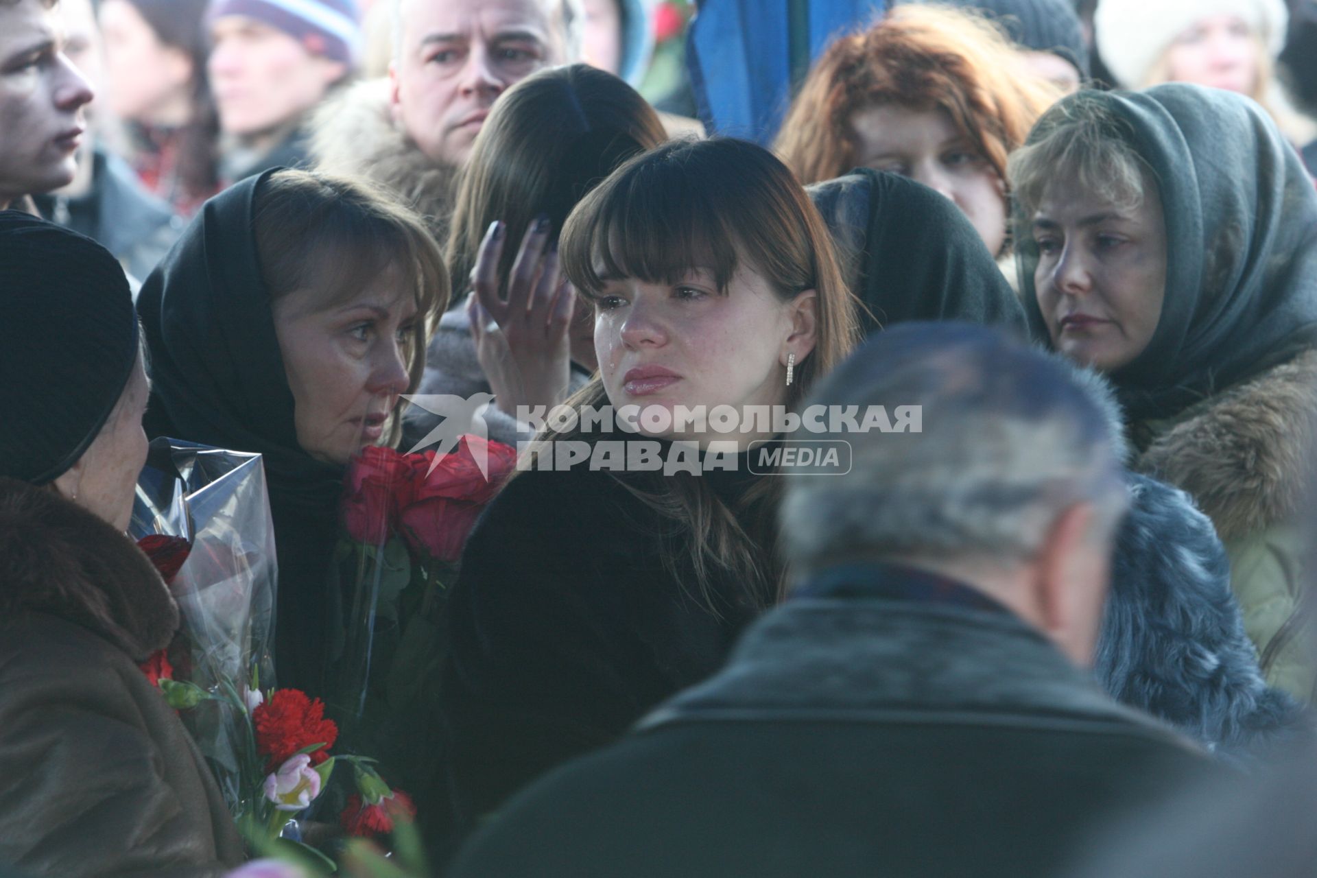 Москва. Вдова Юлия (в центре) на похоронах радиоведущего Геннадия Бачинского.