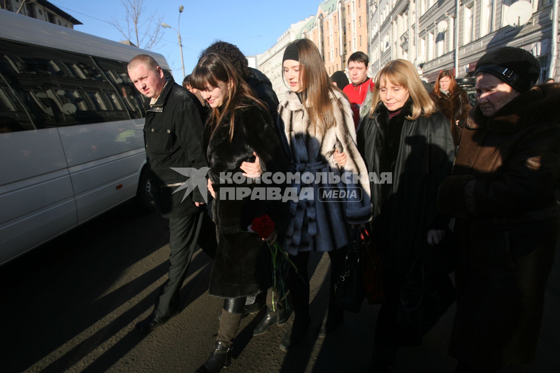 Москва. Вдова Юлия (в центре) на похоронах радиоведущего Геннадия Бачинского.