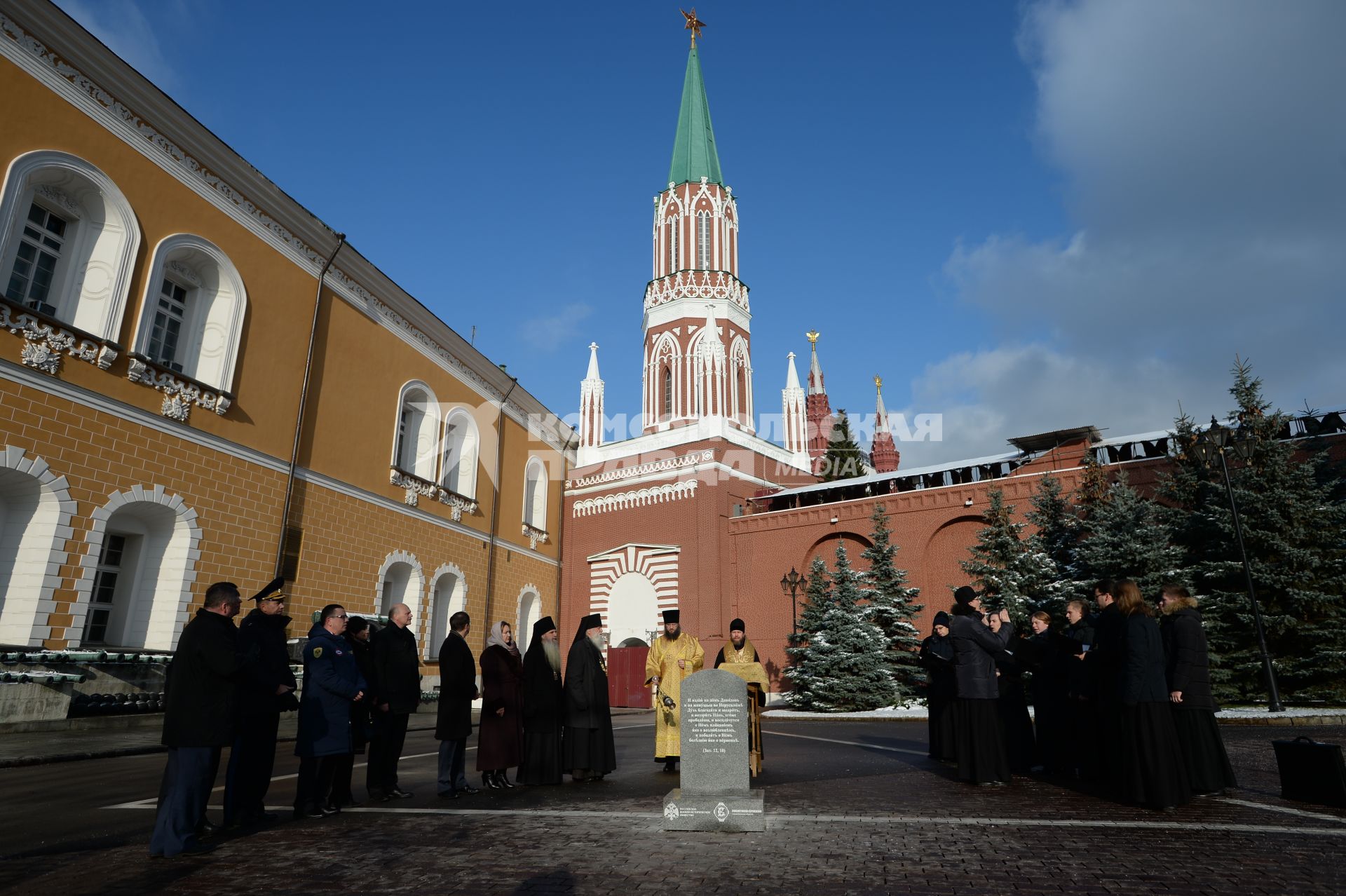 Москва.  Освящение поминальный креста князя Сергея Романова, воссозданного на территории московского Кремля.