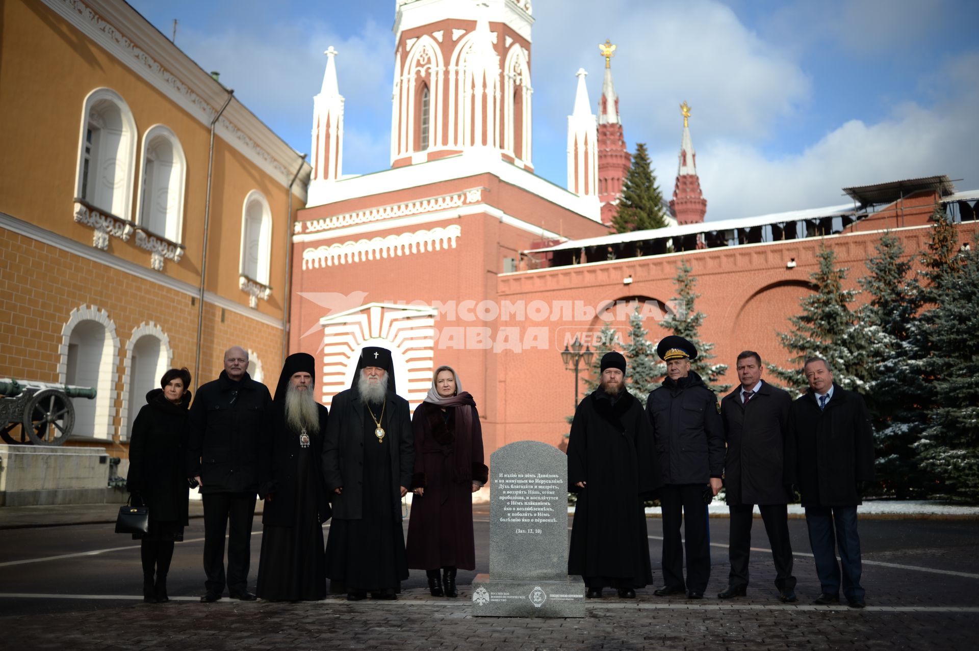 Москва.  Освящение поминальный креста князя Сергея Романова, воссозданного на территории московского Кремля.