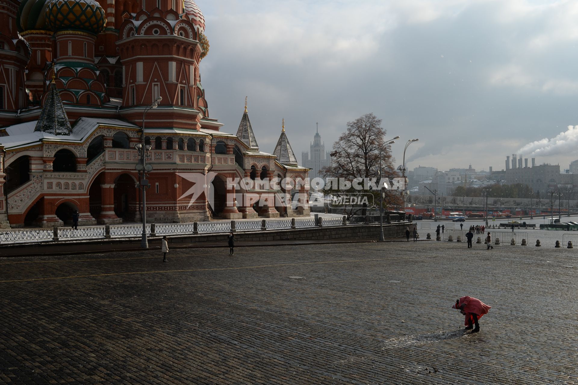 Москва.  Вид на храм Василия Блаженного.