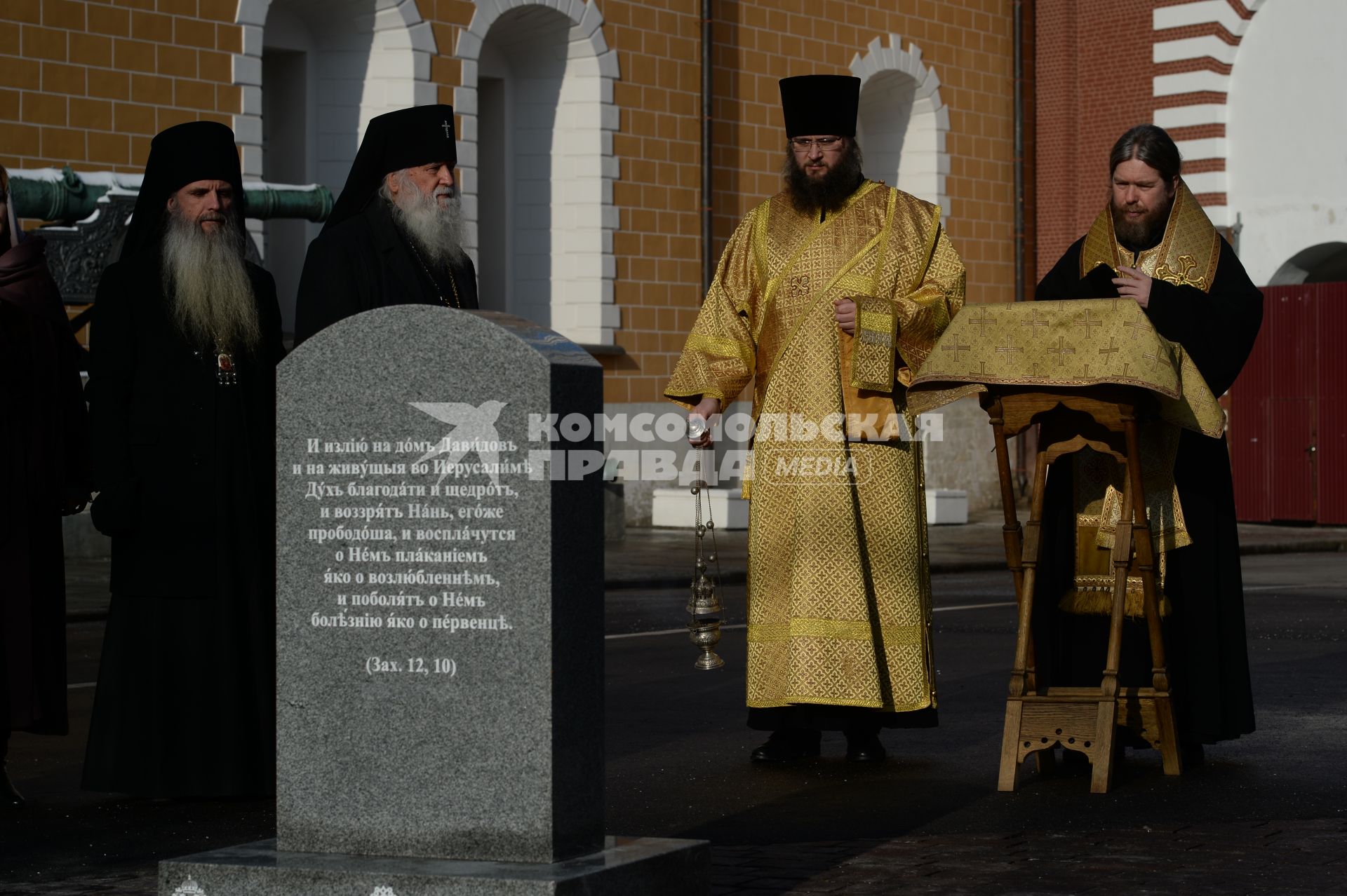 Москва. Архиепископ Женевский и Западно-Европейский Михаил (третий справа),  Епископ Егорьевский  Тихон ( Георгий Шевкунов) (справа)  на  освящении поминального  креста князя Сергея Романова, воссозданного на территории московского Кремля.