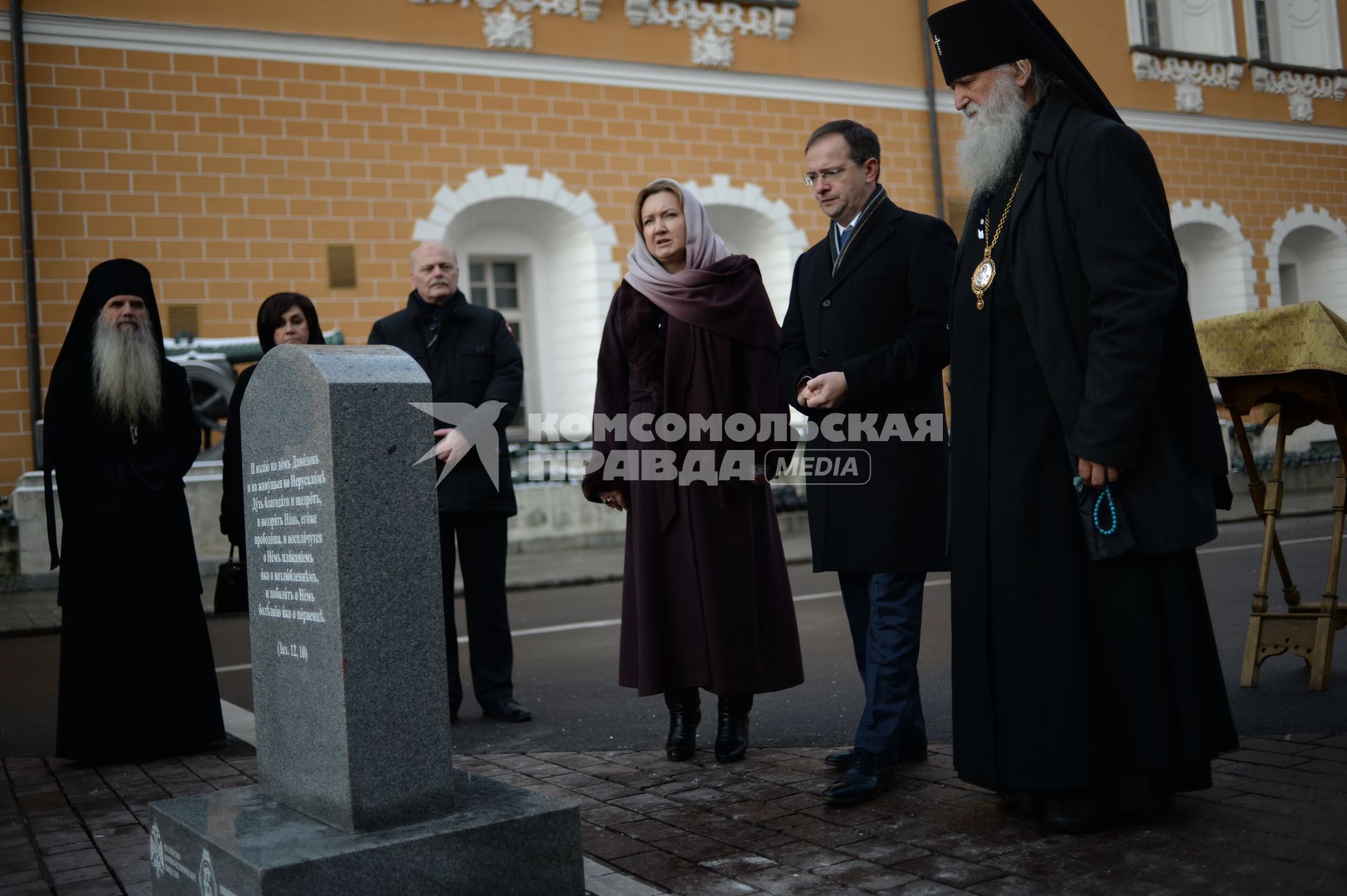 Москва. Архиепископ Женевский и Западно-Европейский Михаил, министр культуры РФ Владимир Мединский   и председатель наблюдательного совета  фонда `Елисаветинско-Сергиевского просветительского  общества`Анна Громова  (справа налево) на  освящении поминального  креста князя Сергея Романова, воссозданного на территории московского Кремля.