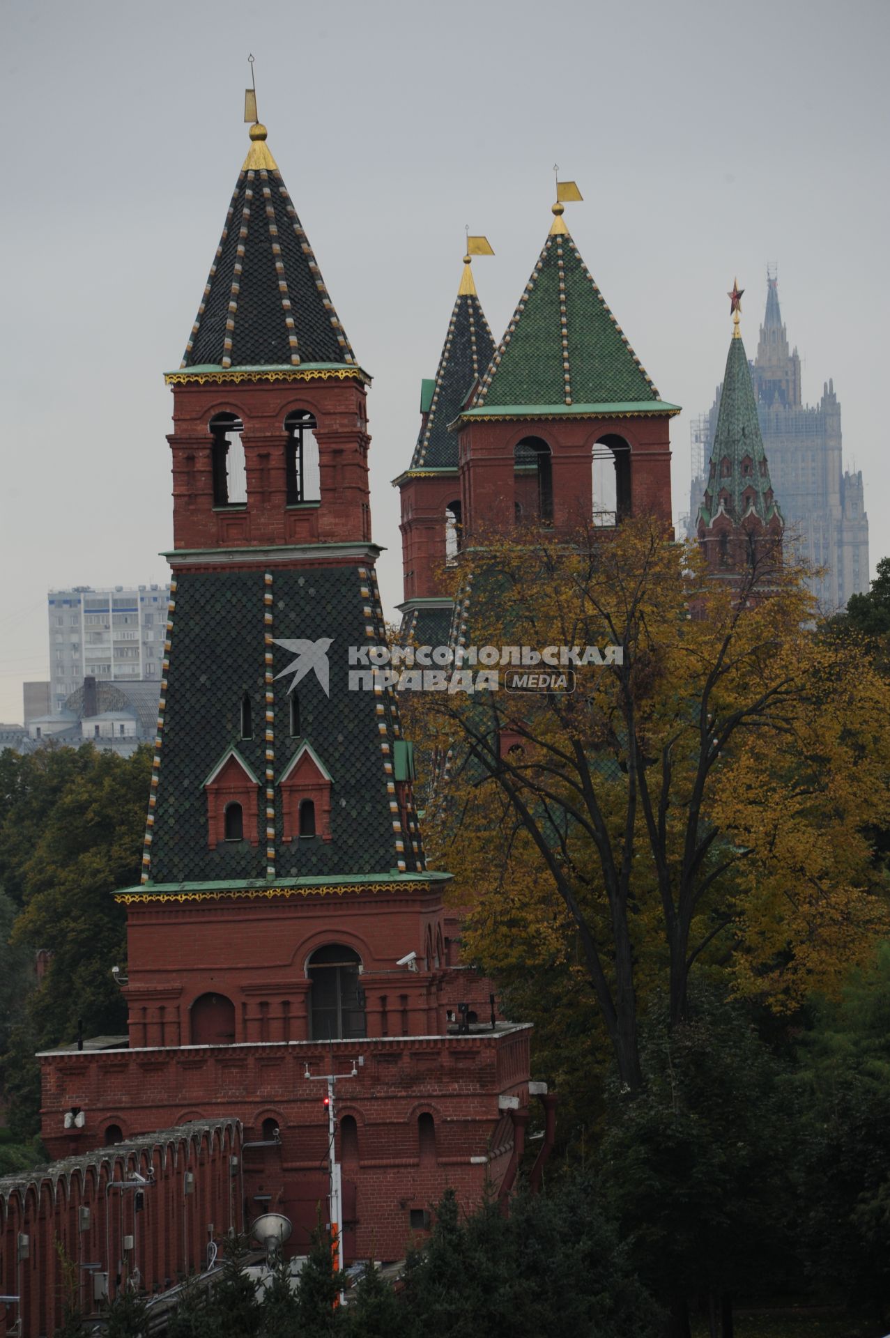 Москва. Вид на башни Московского Кремля с Кремлевской стены.