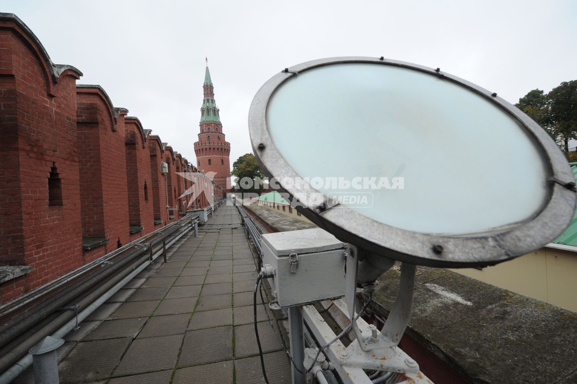 Москва. Вид на Водовзводную башню с Кремлевской стены.