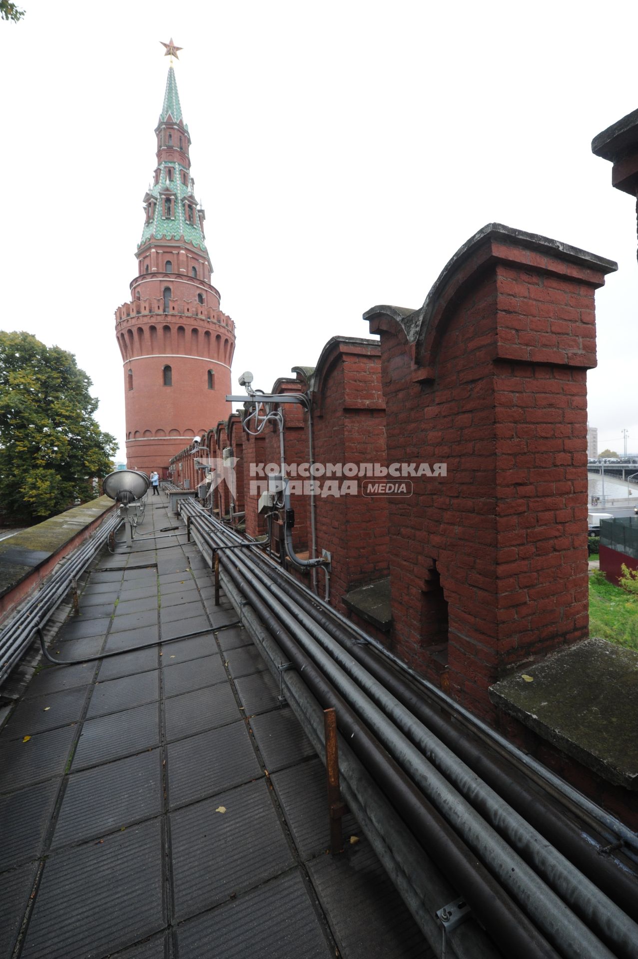 Москва. Вид на Водовзводную башню с Кремлевской стены.