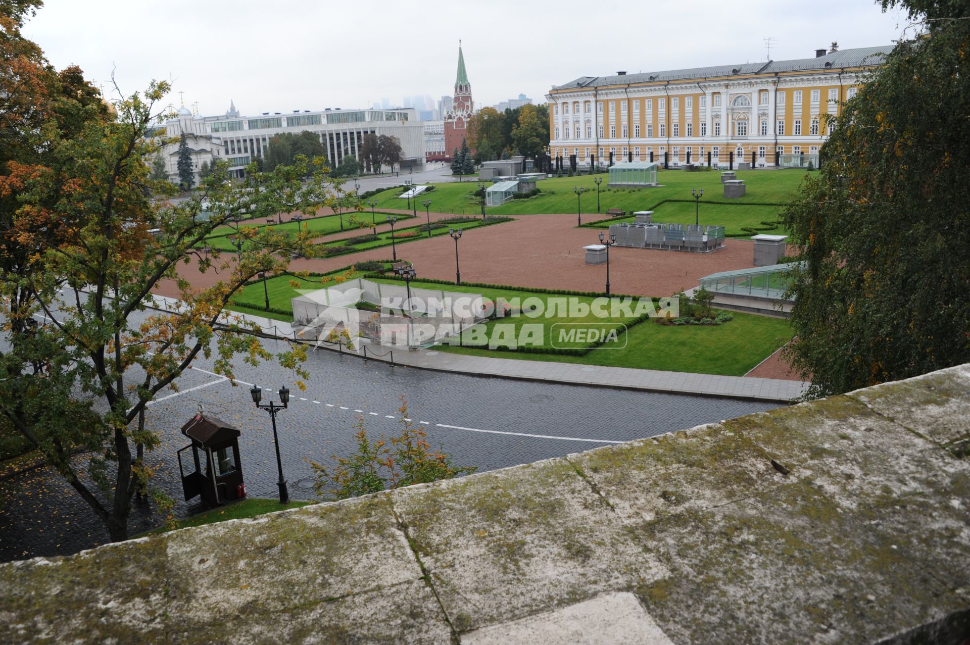 Москва. Вид с Кремлевской стены на парк, разбитый на месте снесенного 14-го административного корпуса Кремля.