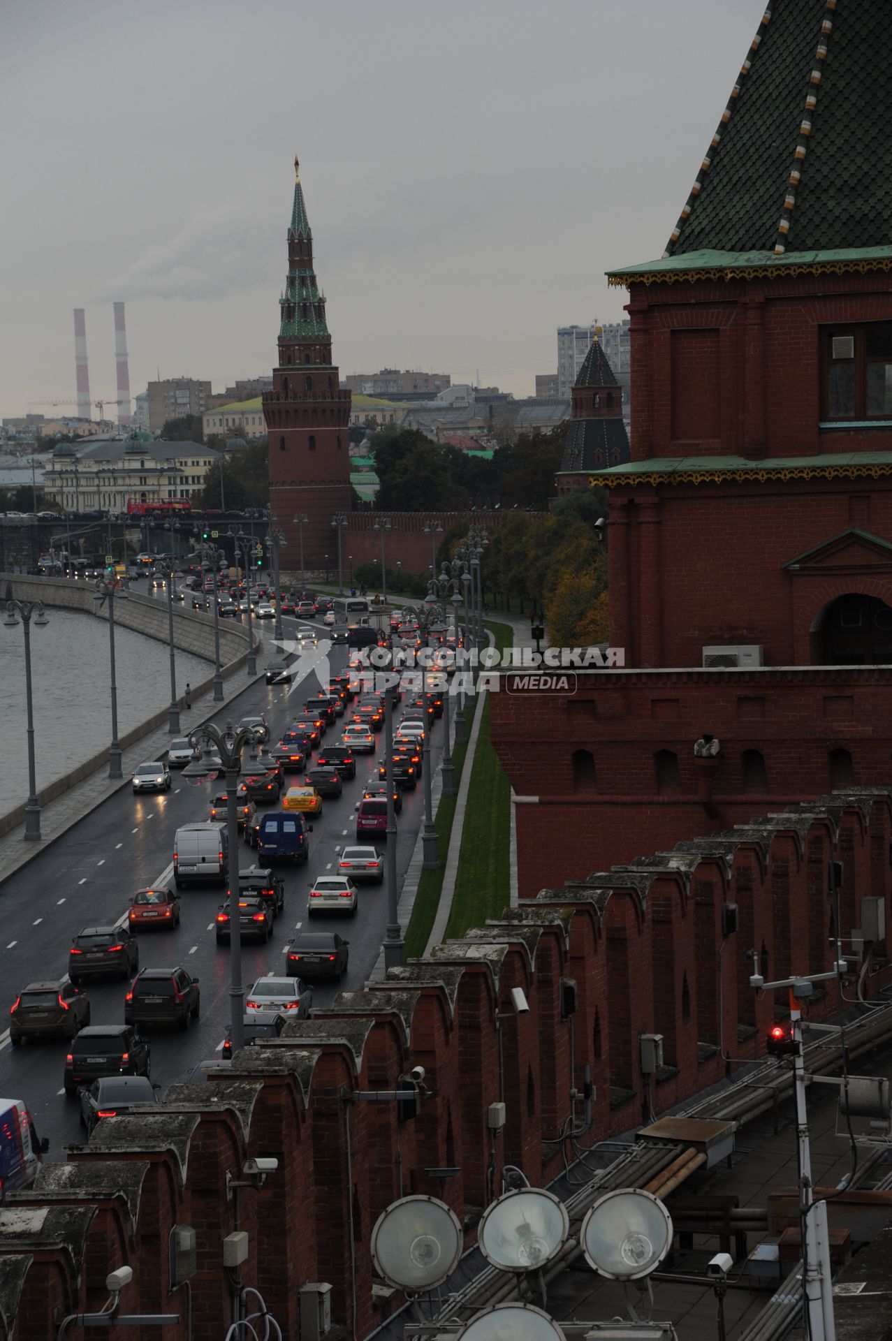 Москва. Вид на Водовзводную башню Московского Кремля и Кремлевскую набережную с Кремлевской стены.