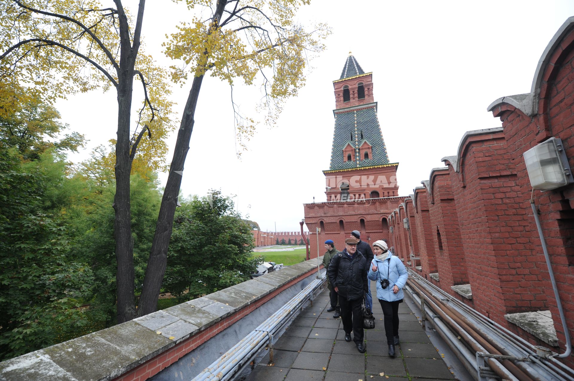 Москва. Корреспонденты `Комсомольской правды` Александр Гамов и Наталия Андреассен на Кремлевской стене.