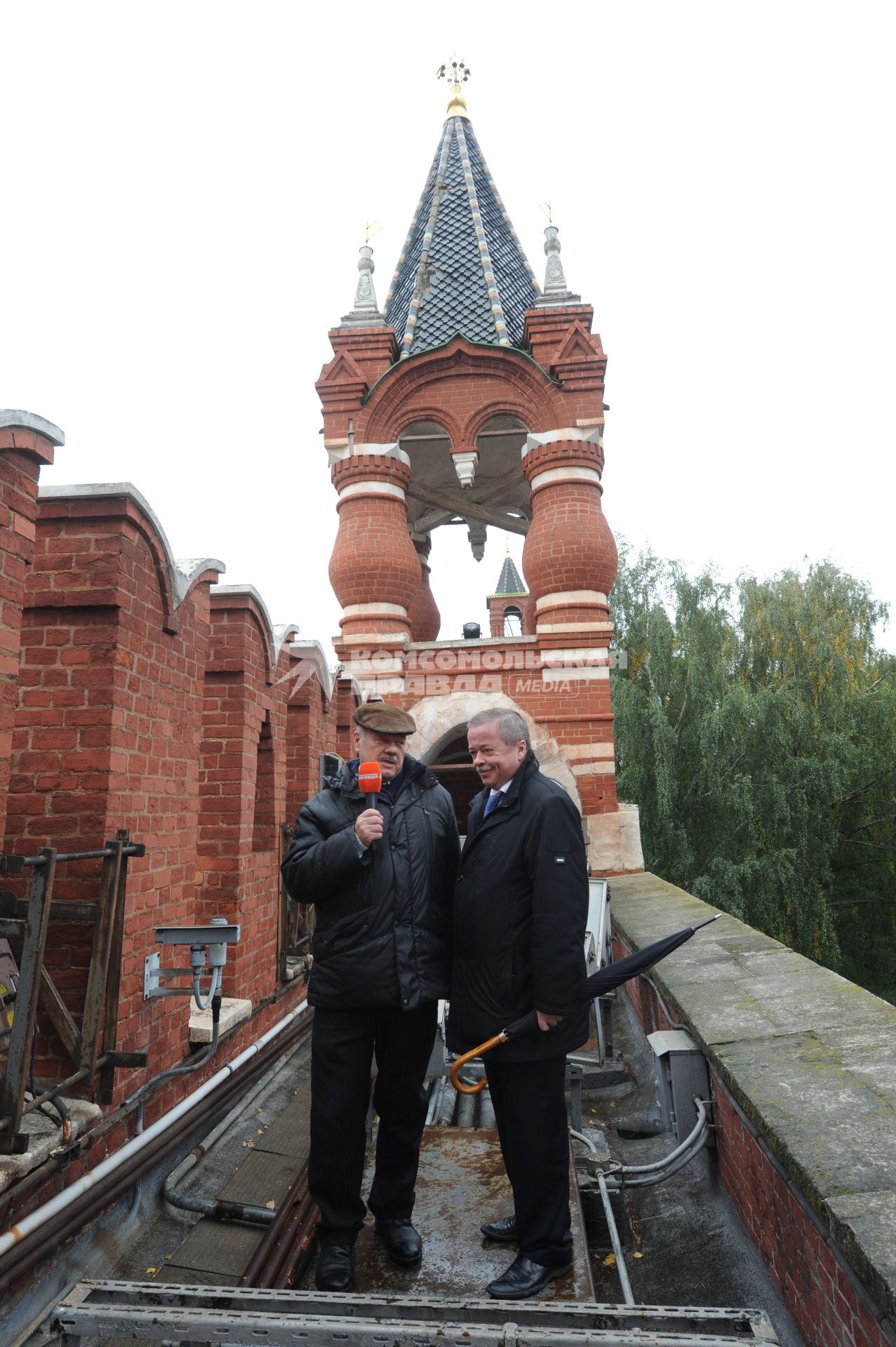 Москва. Корреспондент `Комсомольской правды` Александр Гамов и советник директора ФСО РФ Сергей Девятов на Кремлевской стене. На заднем плане - Царская башенка.