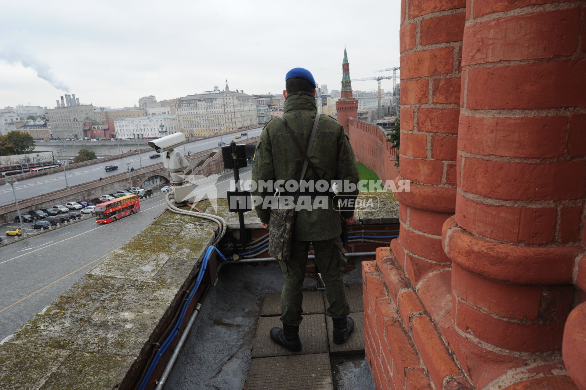 Москва. Сотрудник ФСО на Кремлевской стене.