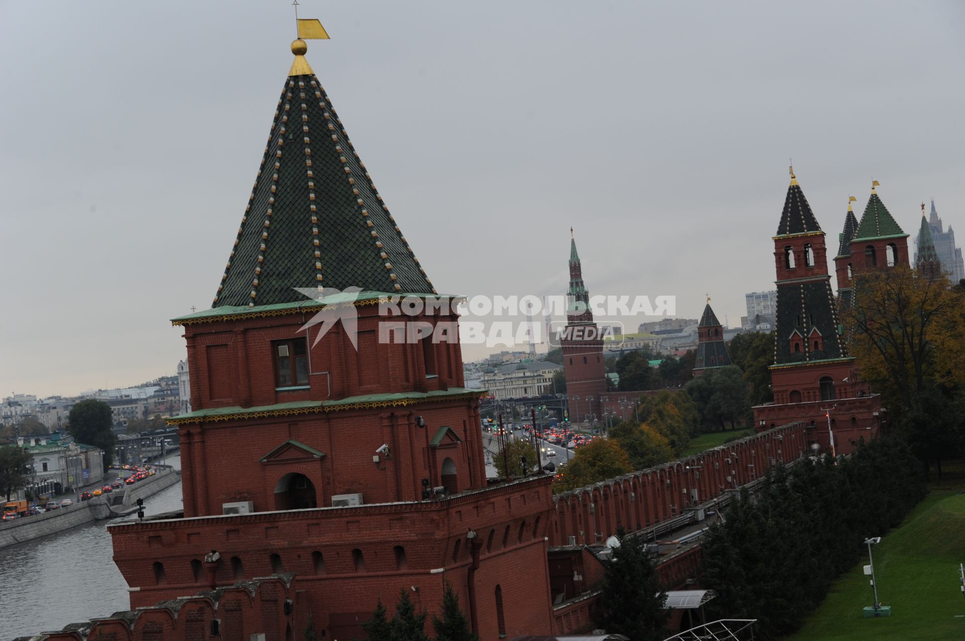 Москва. Вид на Петровскую (Угрешскую) (слева) башню Московского Кремля с Кремлевской стены.