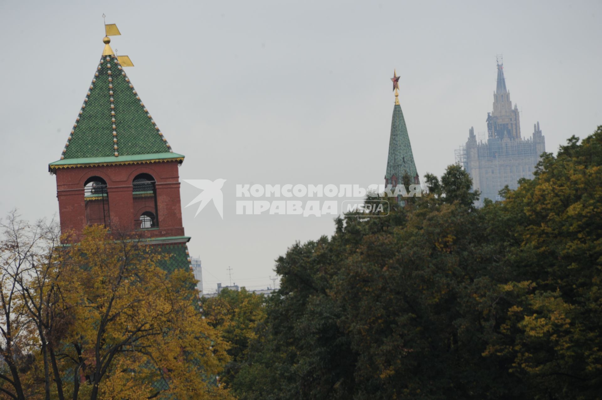 Москва. Вид на башни Московского Кремля и здание МИДа.