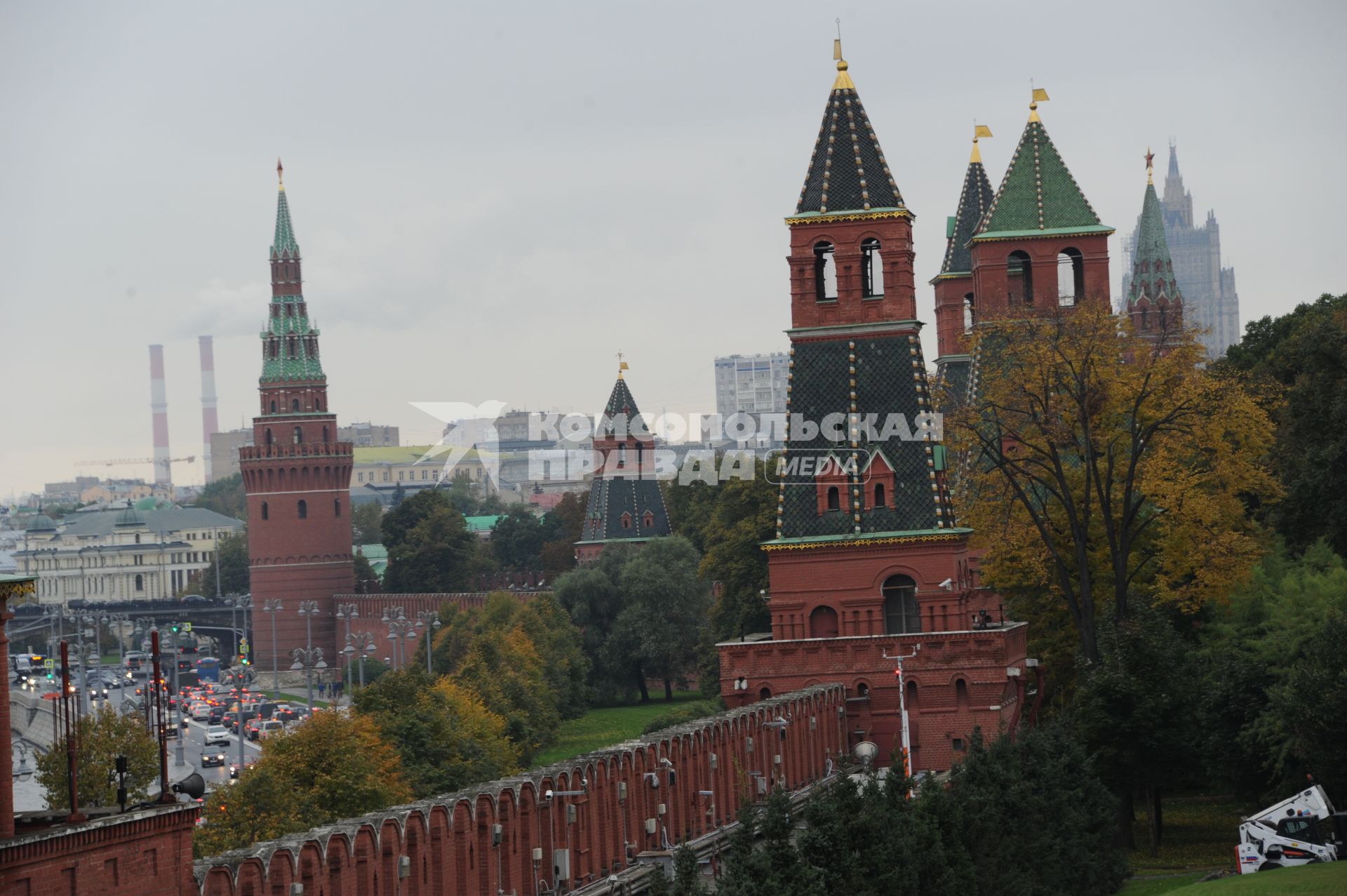 Москва. Вид на башни Московского Кремля с Кремлевской стены.