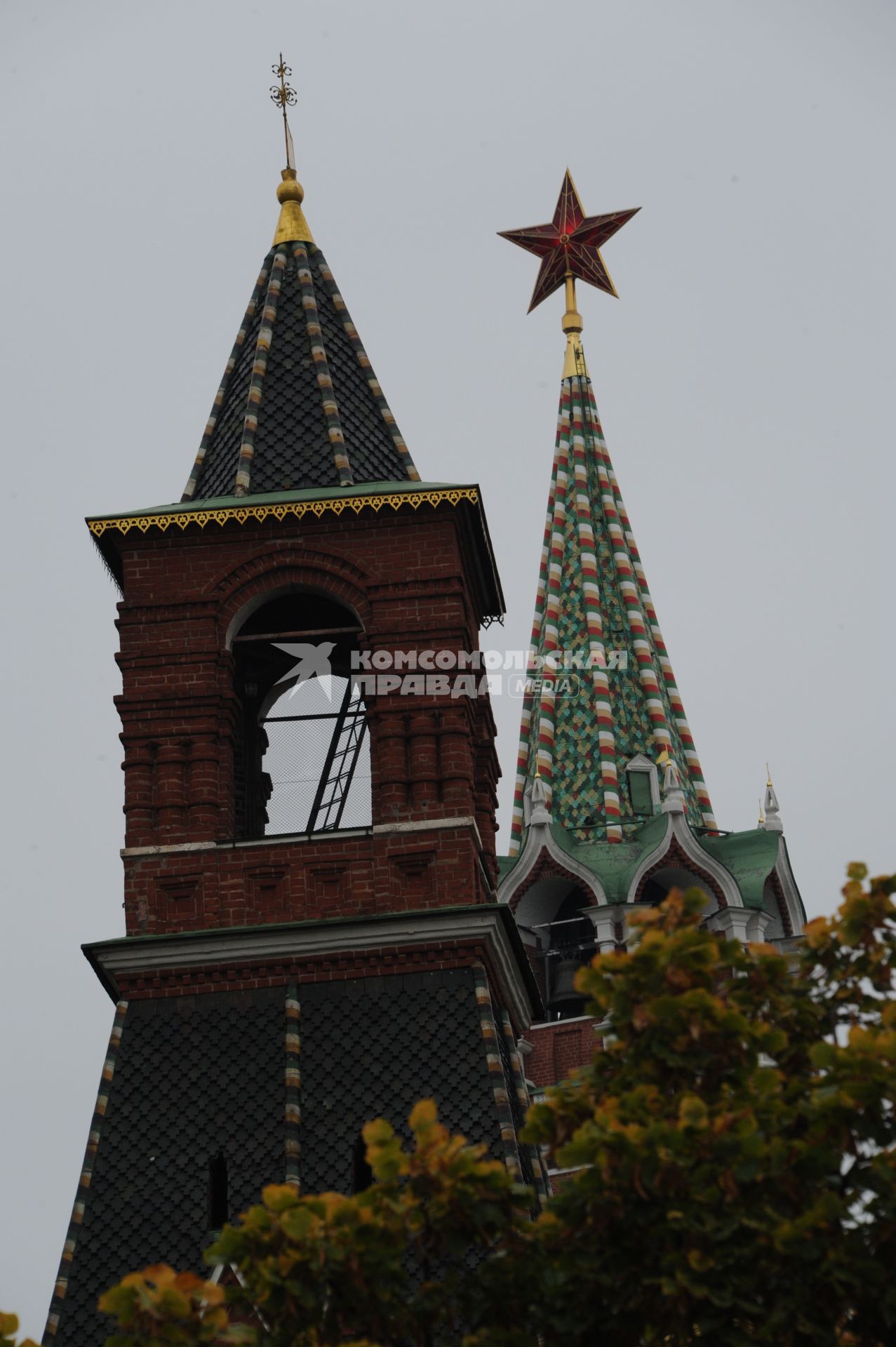 Москва. Вид на Набатную башню (слева) с Кремлевской стены.