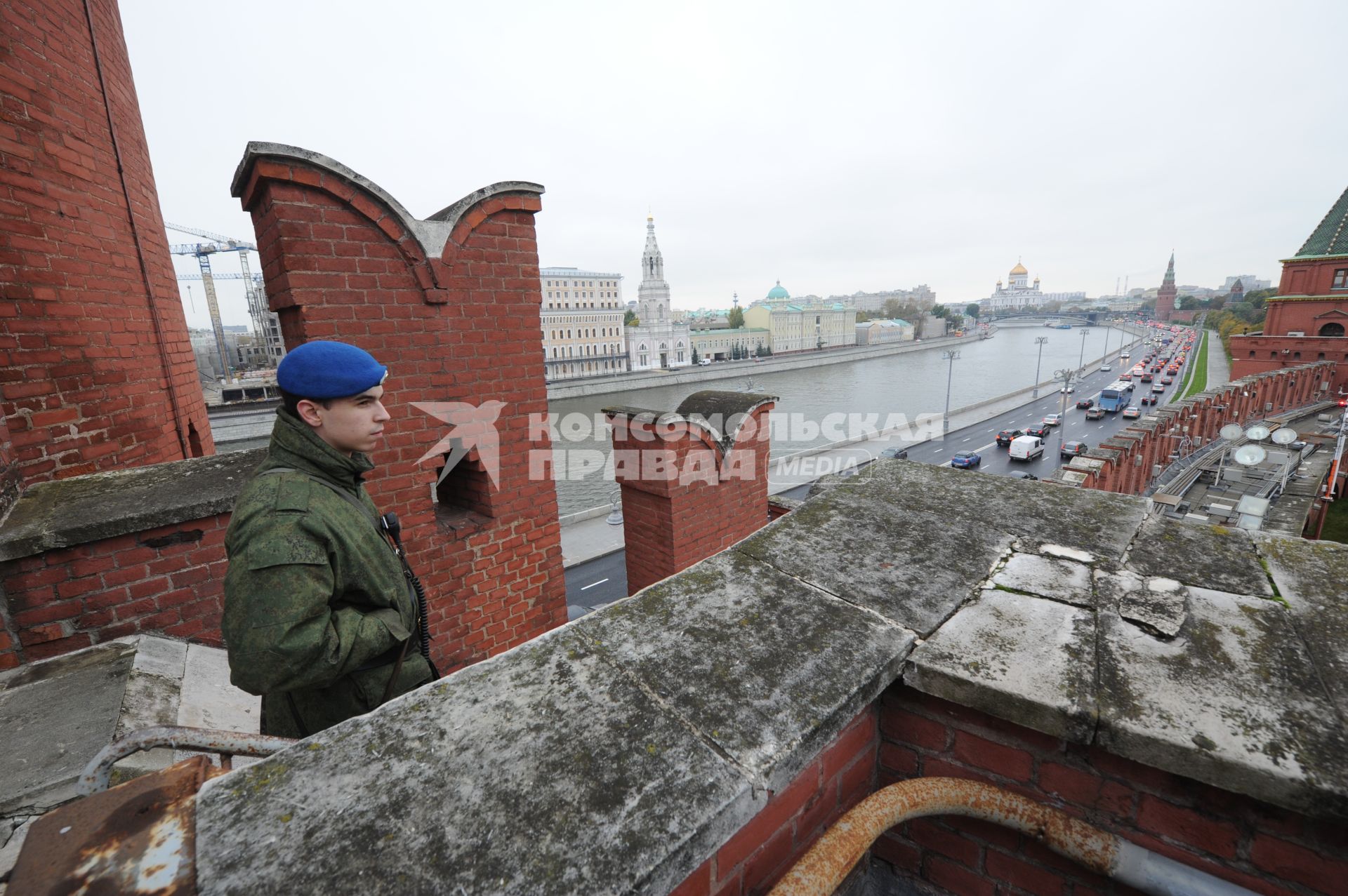 Москва. Сотрудник ФСО на Кремлевской стене.