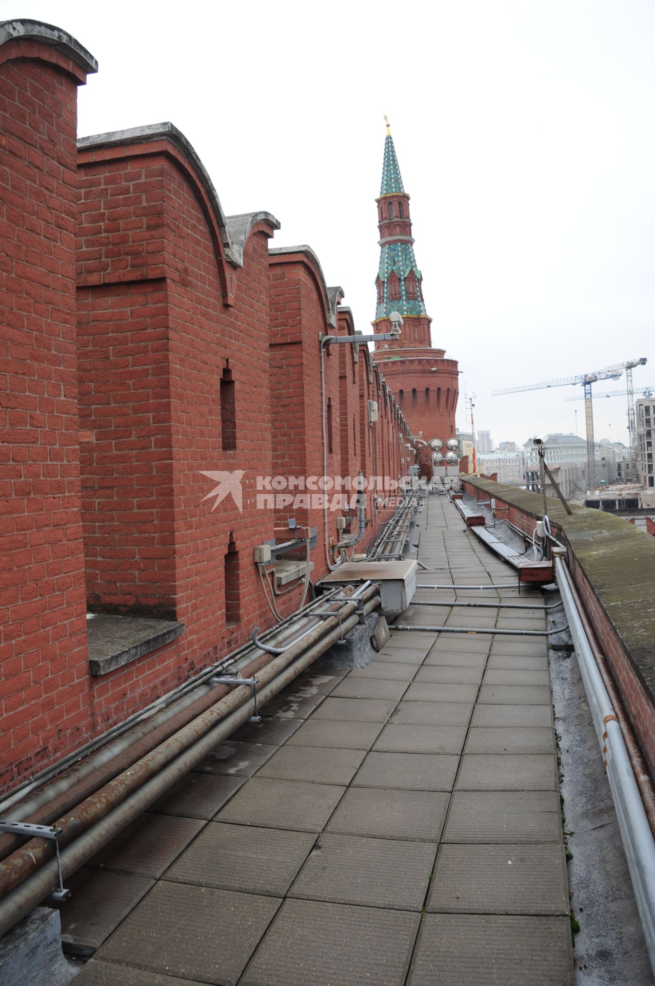 Москва. Зубцы Кремлевской стены и Бек­ле­ми­шевс­кая (Москворецкая) башня.