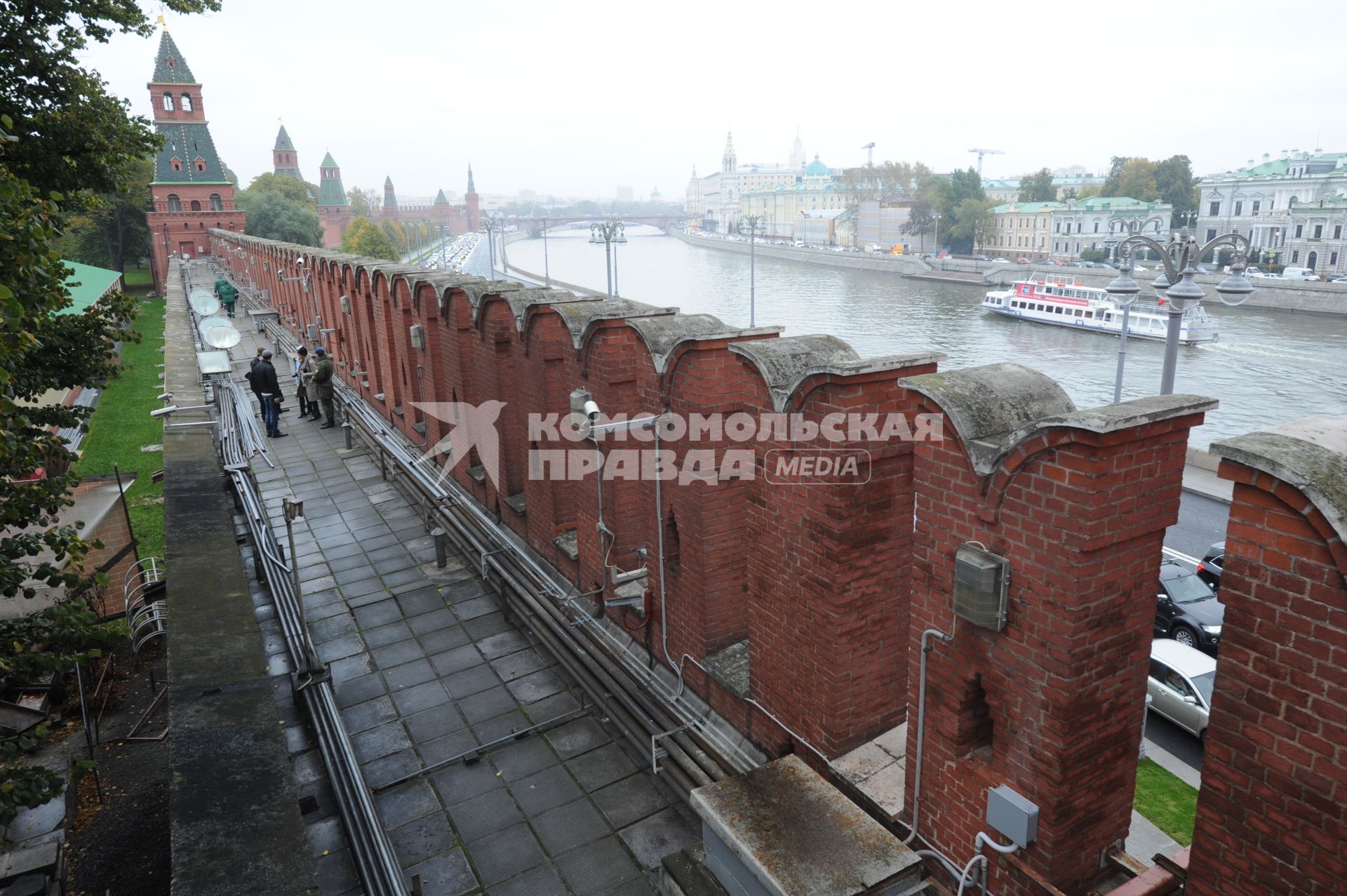 Москва. Вид на кремлевский башни с Кремлевской стены.