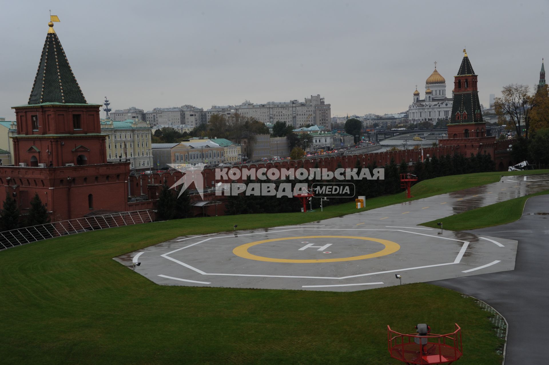 Москва. Вид на вертолетную площадку, Петровскую (Угрешскую) (слева) и Вторую Безымянную (справа) башни Московского Кремля с Кремлевской стены.