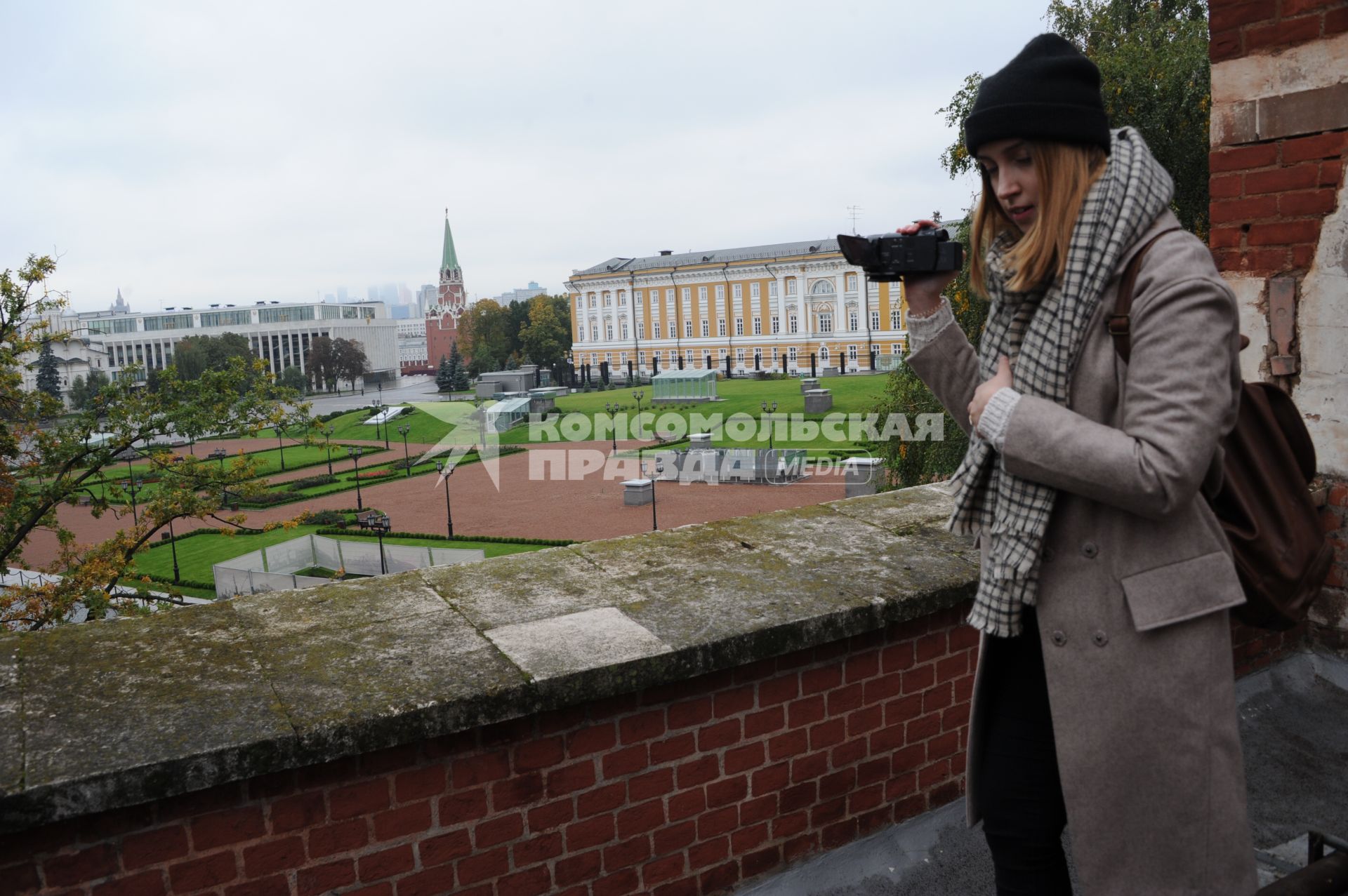 Москва. Вид с Кремлевской стены на парк, разбитый на месте снесенного 14-го административного корпуса Кремля. Справа - видеоператор `Комсомольской правды` Елизавета Совцова.