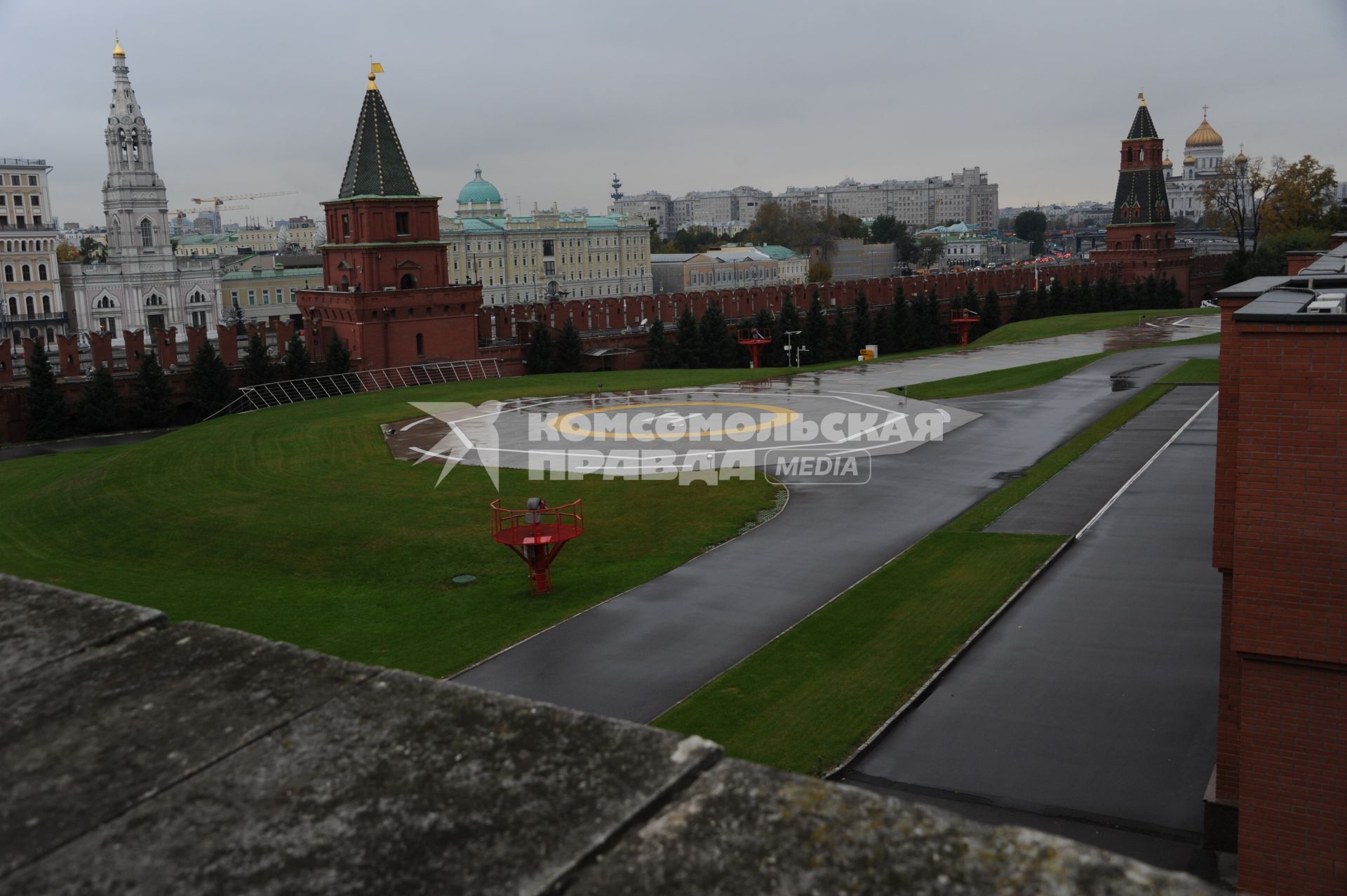 Москва. Вид на вертолетную площадку, Петровскую (Угрешскую) (слева) и Вторую Безымянную (справа) башни Московского Кремля с Кремлевской стены.