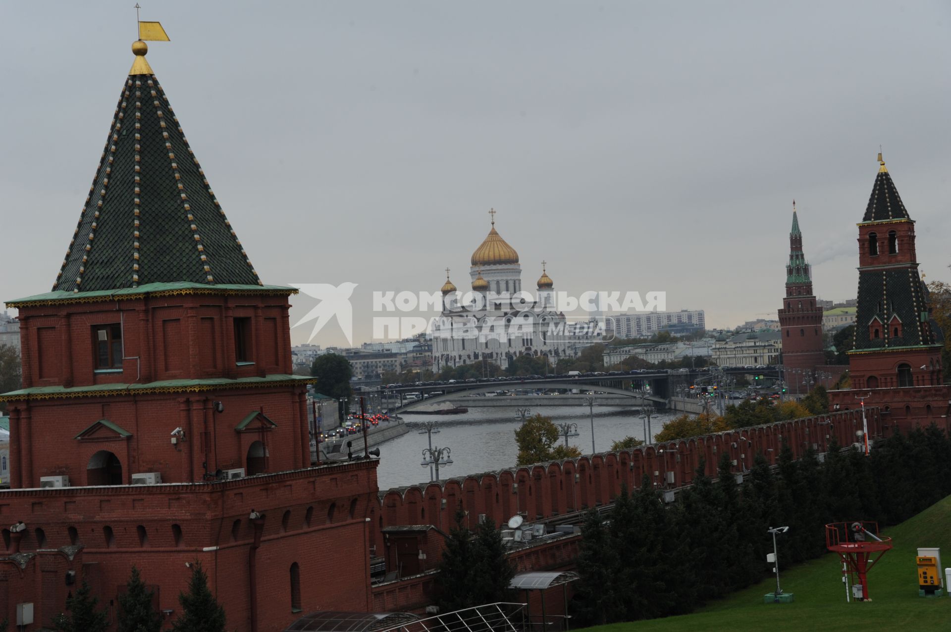 Москва. Вид на Петровскую (Угрешскую) (слева) башню Московского Кремля и Храм Христа Спасителя с Кремлевской стены.