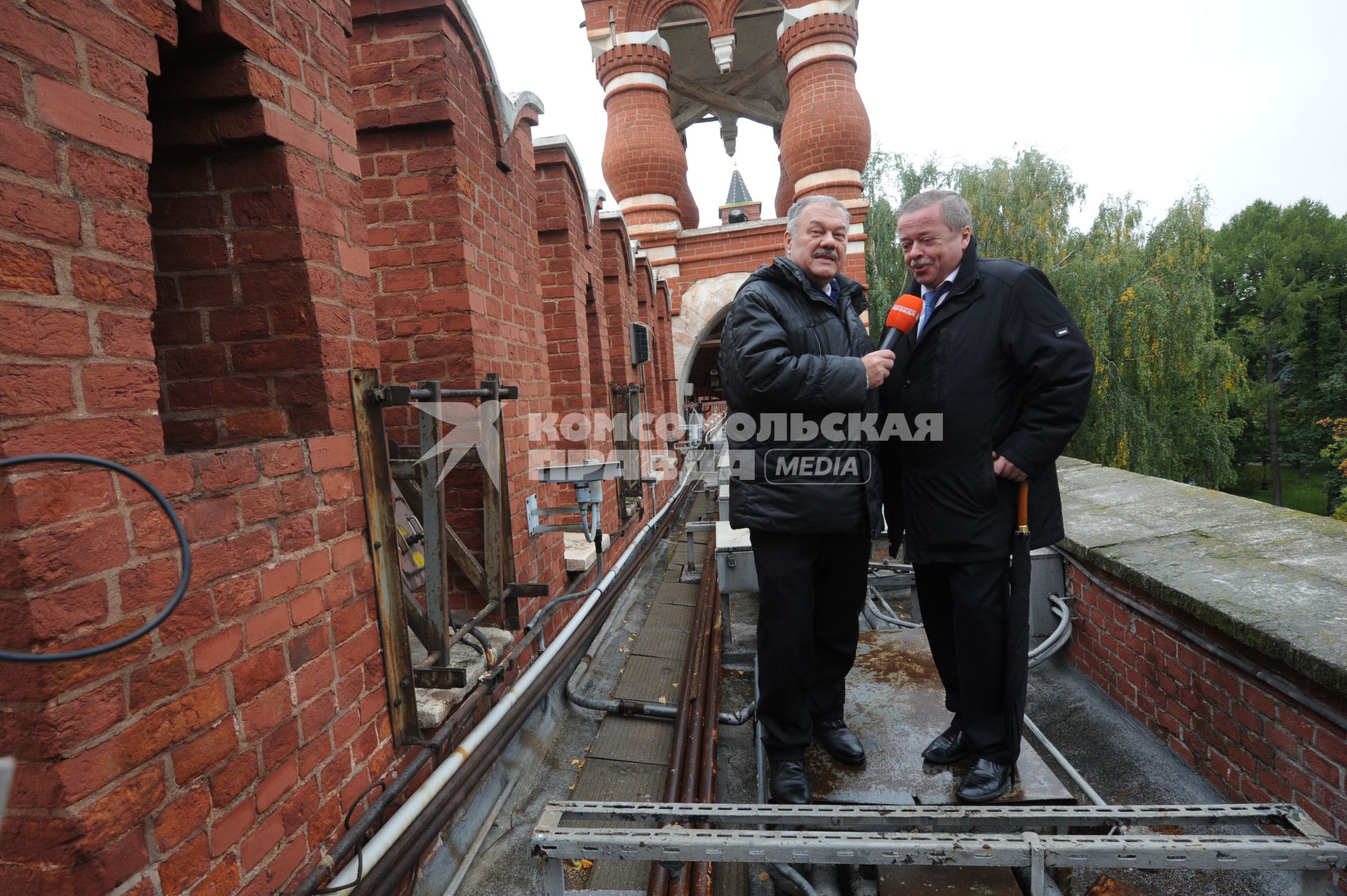 Москва. Корреспондент `Комсомольской правды` Александр Гамов и советник директора ФСО РФ Сергей Девятов на Кремлевской стене.