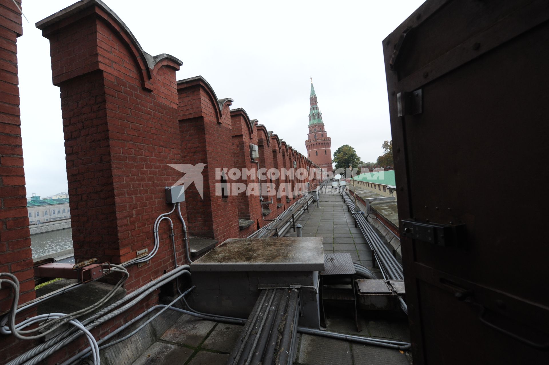 Москва. Вид на Водовзводную башню с Кремлевской стены.