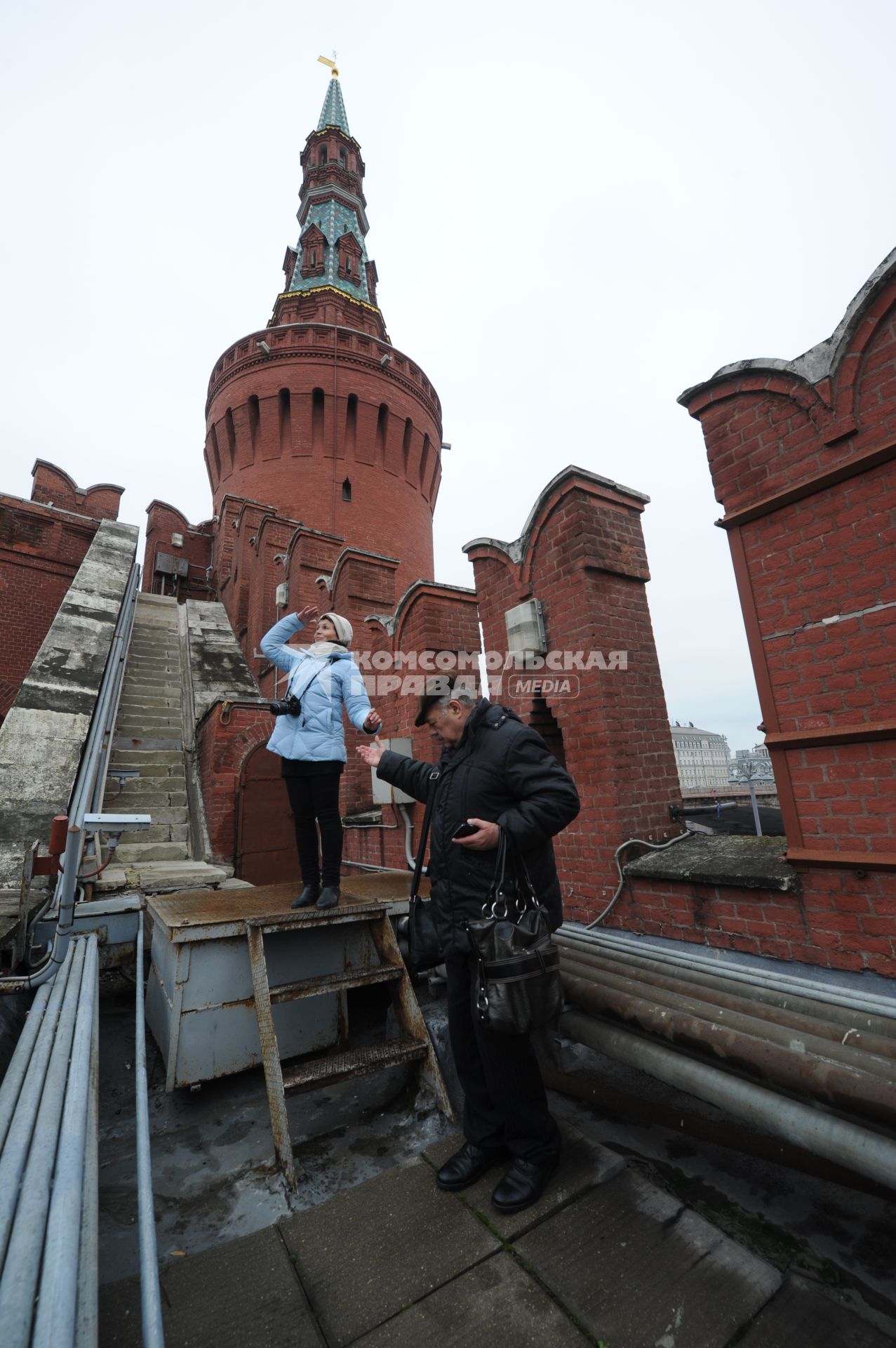 Москва.  Корреспонденты `Комсомольской правды` Наталия Андреассен и Александр Гамов на Кремлевской стене.