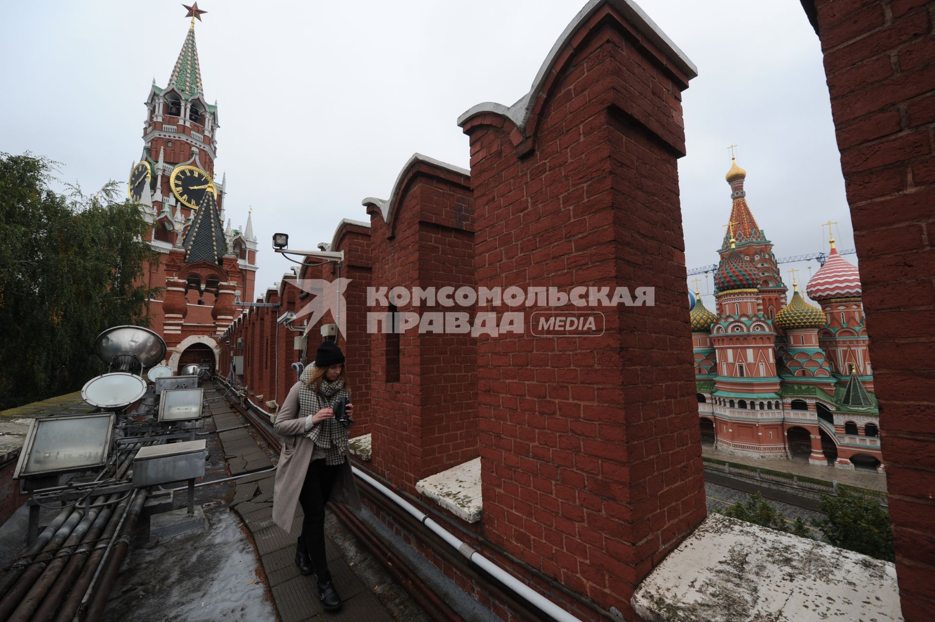 Москва. Вид на Спасскую башню, Царкую башенку и Собор Василия Блаженного с Кремлевской стены.