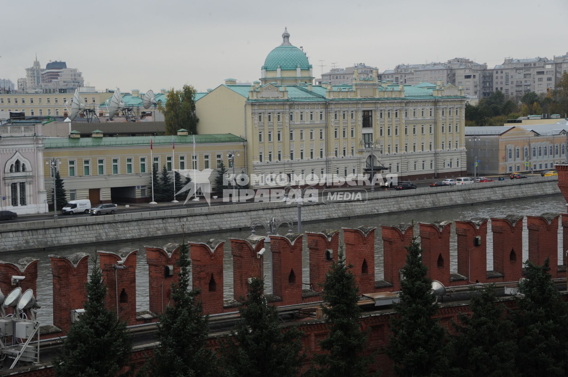 Москва. Вид на Софийскую набережную с территории Кремля.