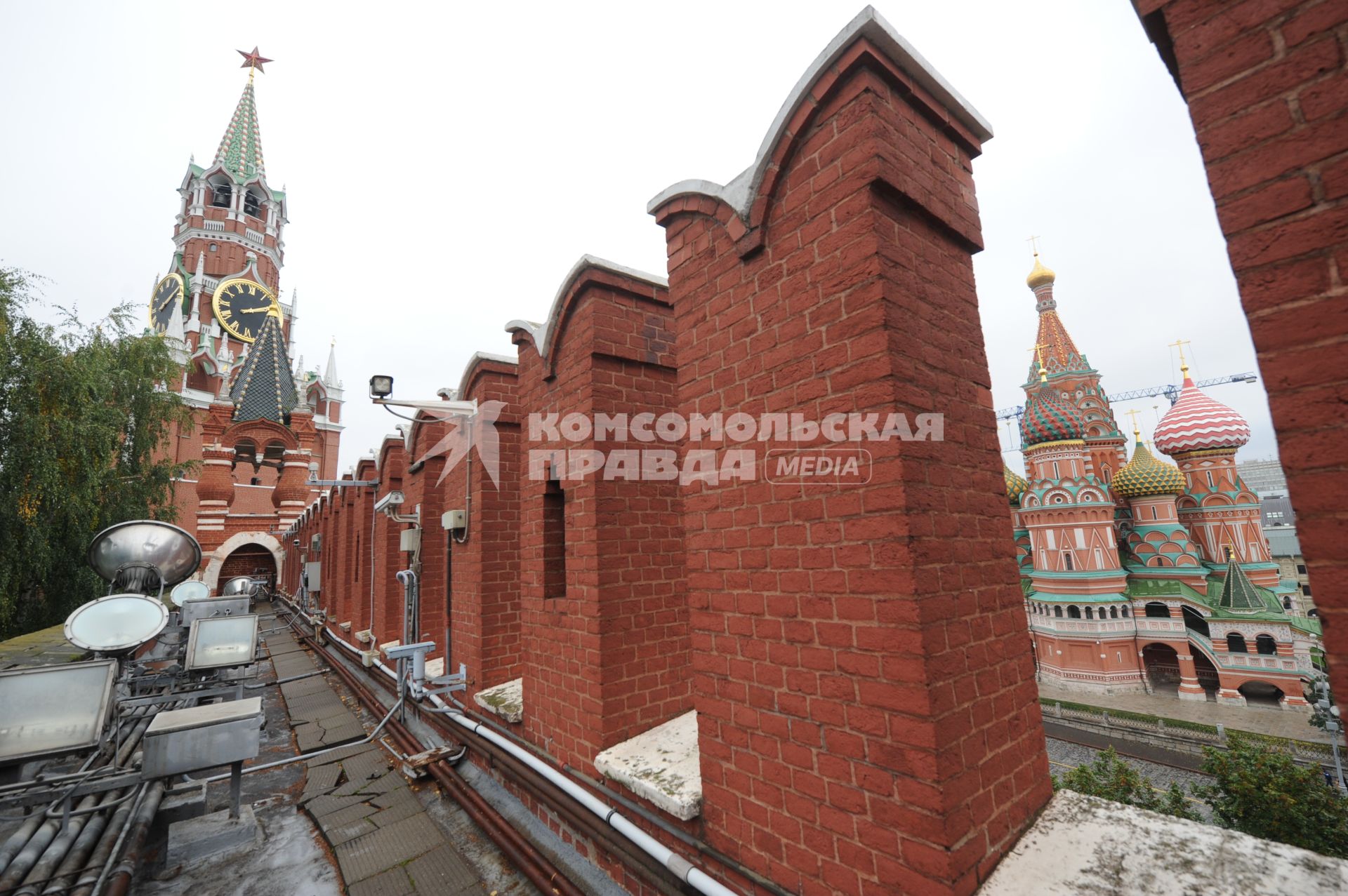 Москва. Вид на Спасскую башню, Царкую башенку и Собор Василия Блаженного с Кремлевской стены.