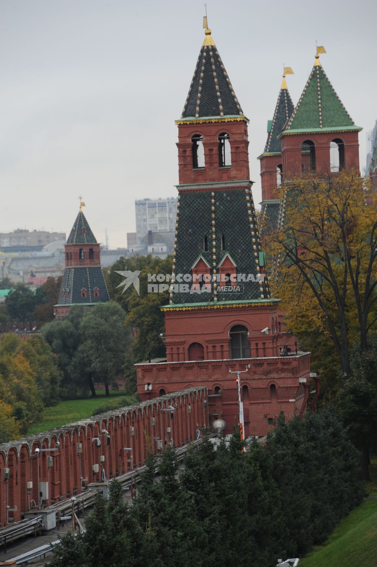 Москва. Вид на башни Московского Кремля с Кремлевской стены.