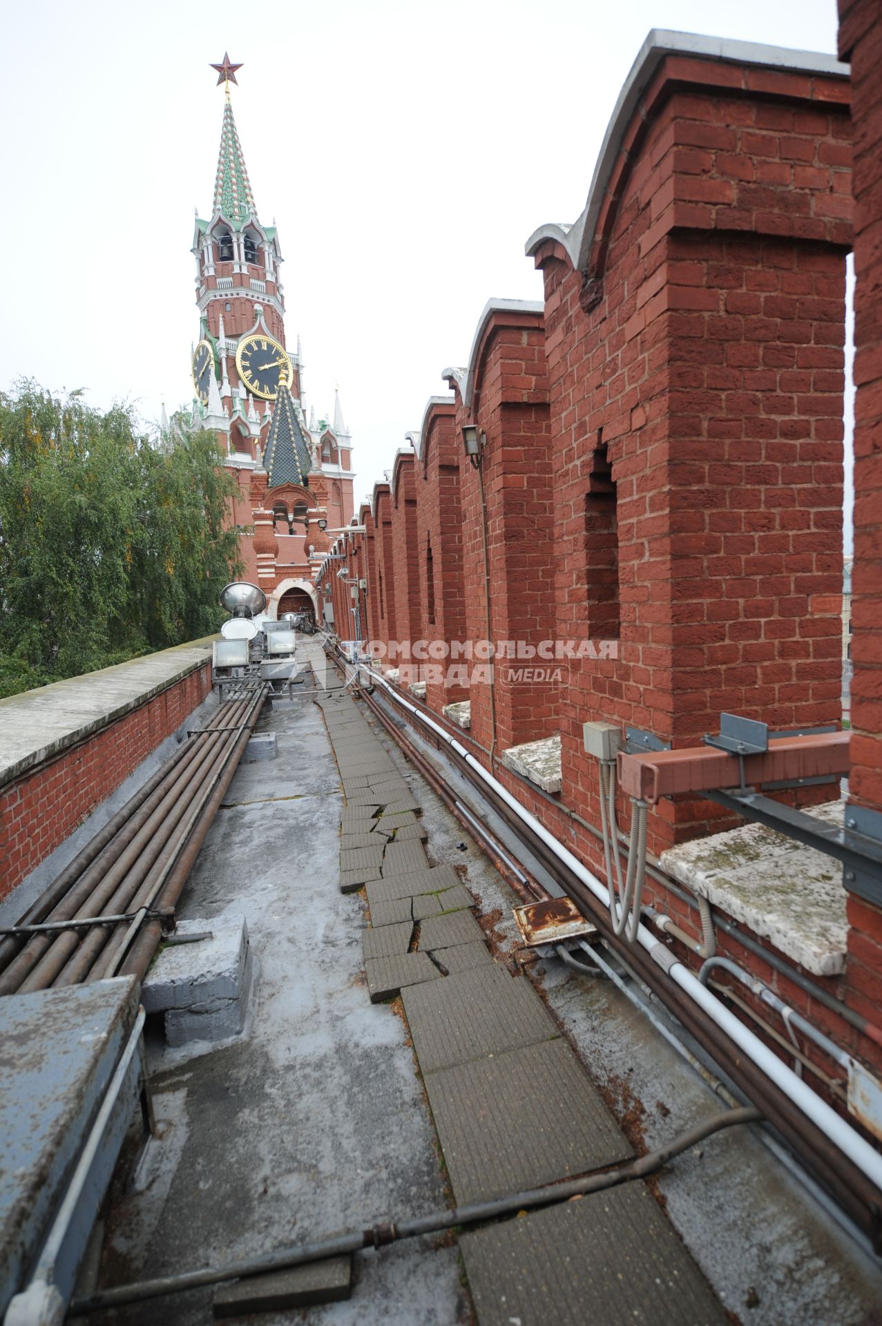 Москва. Вид на Спасскую башню и Царкую башенку с Кремлевской стены.