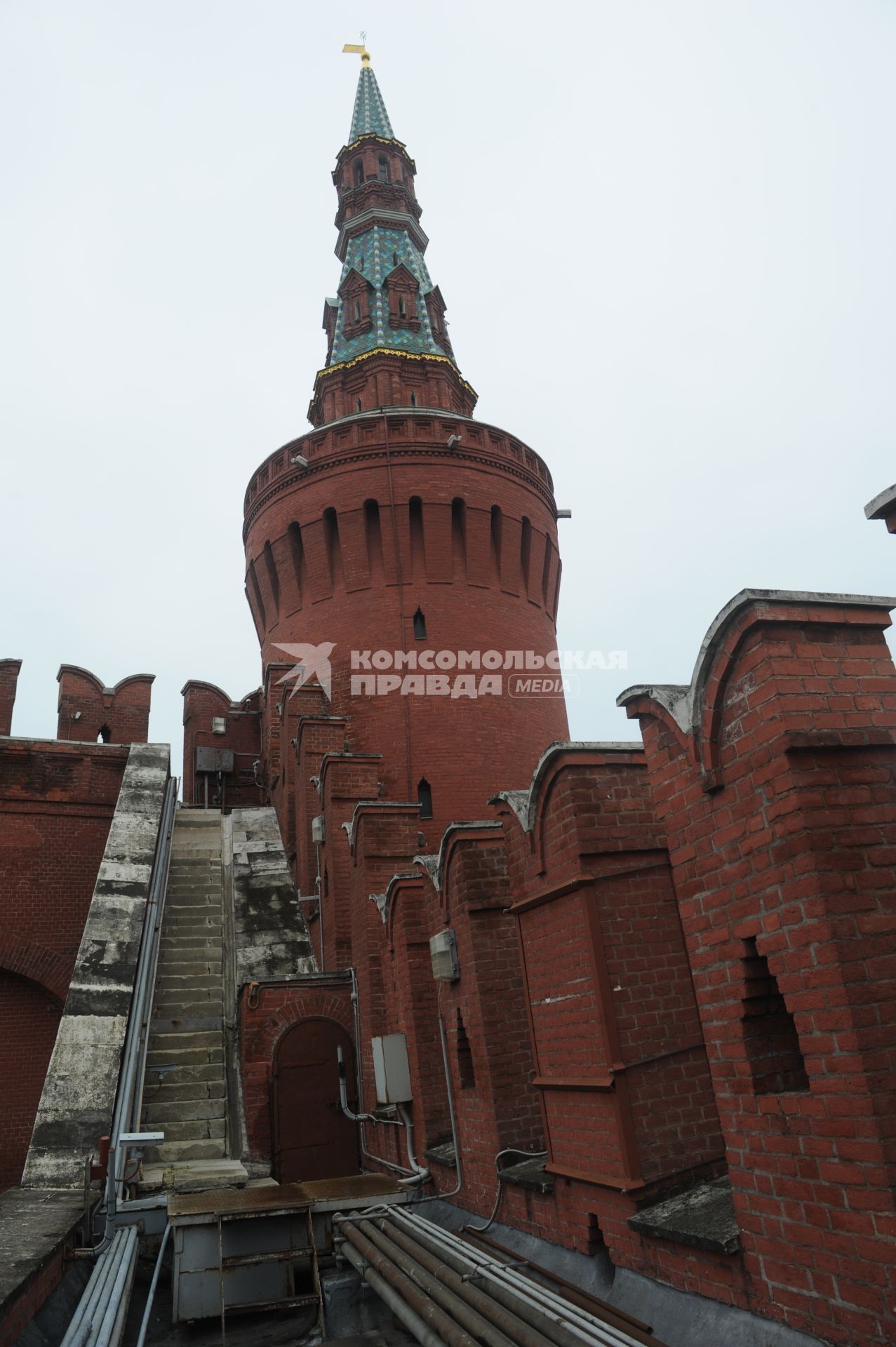 Москва. Вид снизу на Беклемишевскую (Москворецкую) башню с Кремлевской стены.