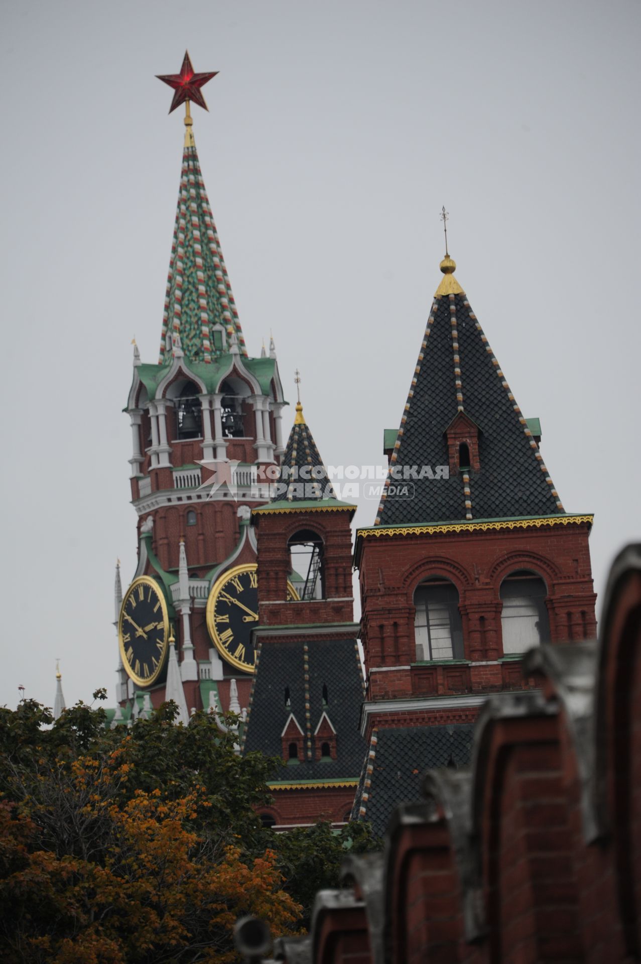 Москва. Вид на Спасскую, Набатную и Царскую башни Московского Кремля с Кремлевской стены.