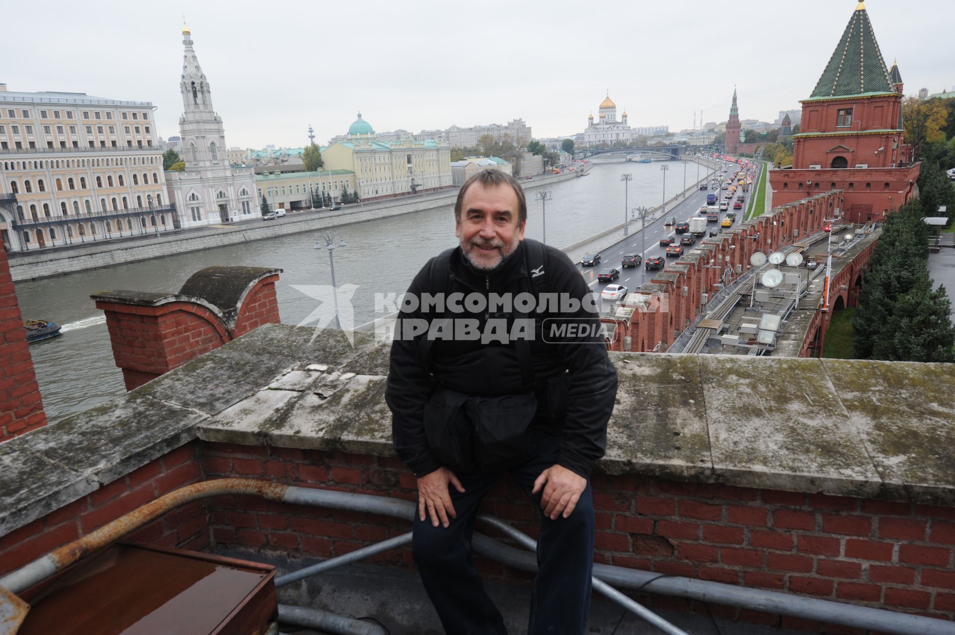 Москва. Фотокорреспондент `Комсомольской правды` Владимир Веленгурин на Кремлевской стене.