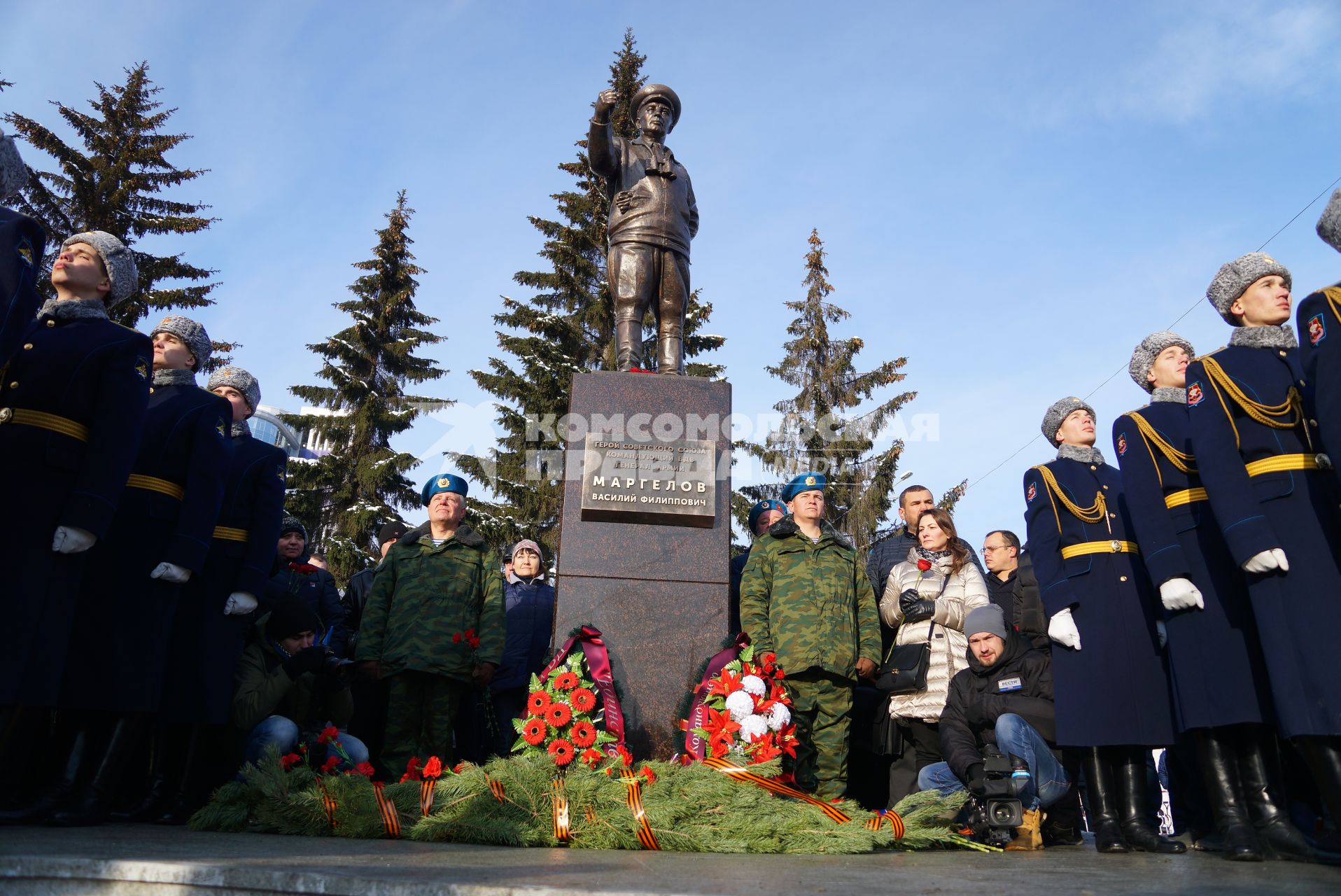 Екатеринбург. Открытие памятника создателю воздушно-десантных войск, командующему ВДВ, генералу армии Василию Маргелову.