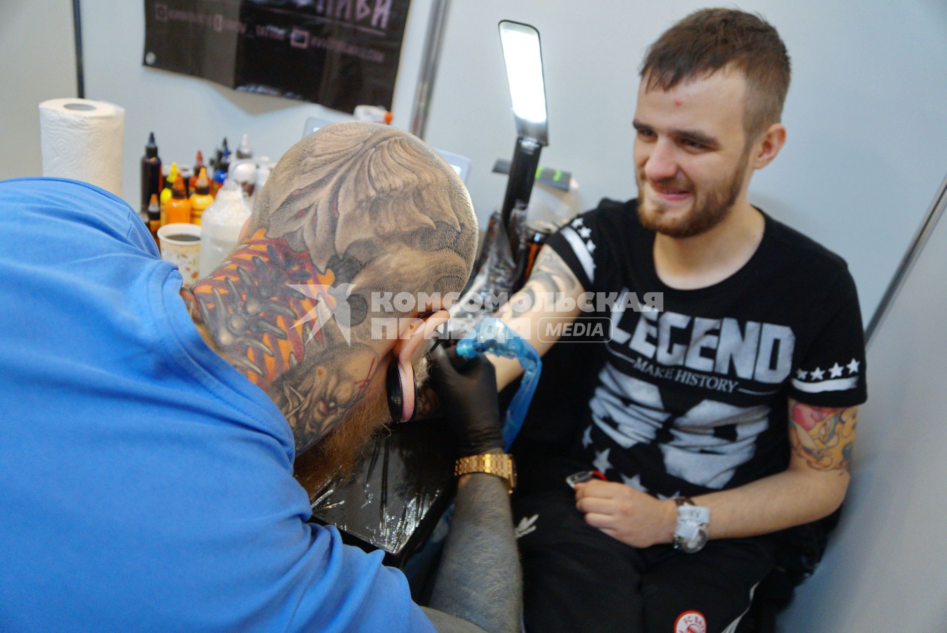 Екатеринбург. Уральский фестиваль искусства татуировки \'Ural tattoo convention 2016\'. Тату-мастер набивает татуировку посетительнице фестиваля