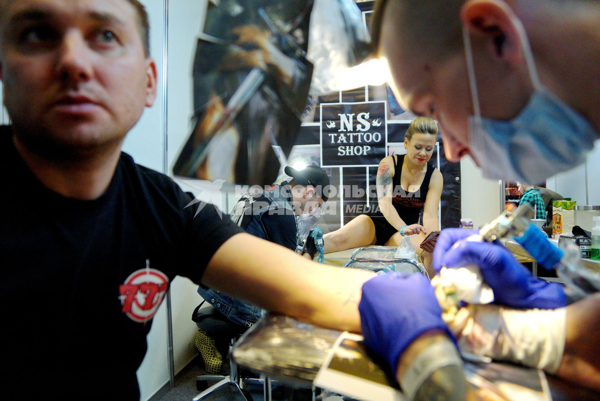 Екатеринбург. Уральский фестиваль искусства татуировки \'Ural tattoo convention 2016\'. Тату-мастера набивают татуировки посетителям фестиваля