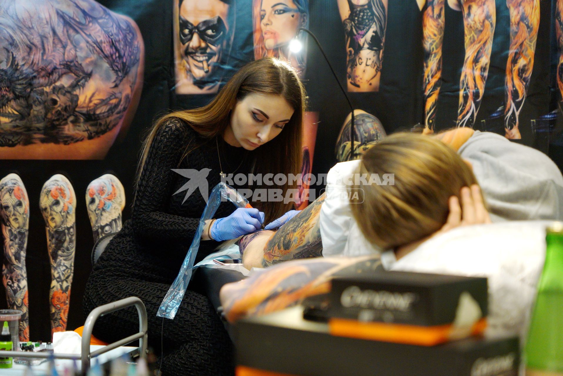 Екатеринбург. Уральский фестиваль искусства татуировки \'Ural tattoo convention 2016\'. Тату-мастер набивает татуировку посетителю фестиваля