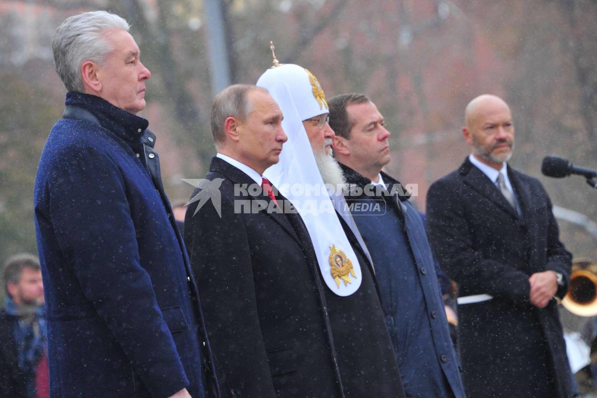 Москва.  Мэр Москвы Сергей Собянин,  Президент РФ Владимир Путин, Патриарх Московский и всея Руси Кирилл , председатель правительства РФ Дмитрий Медведев , актер Федор Бондарчук ( слева направо)   на церемонии открытия памятника святому равноапостольному князю Владимиру на Боровицкой площади.