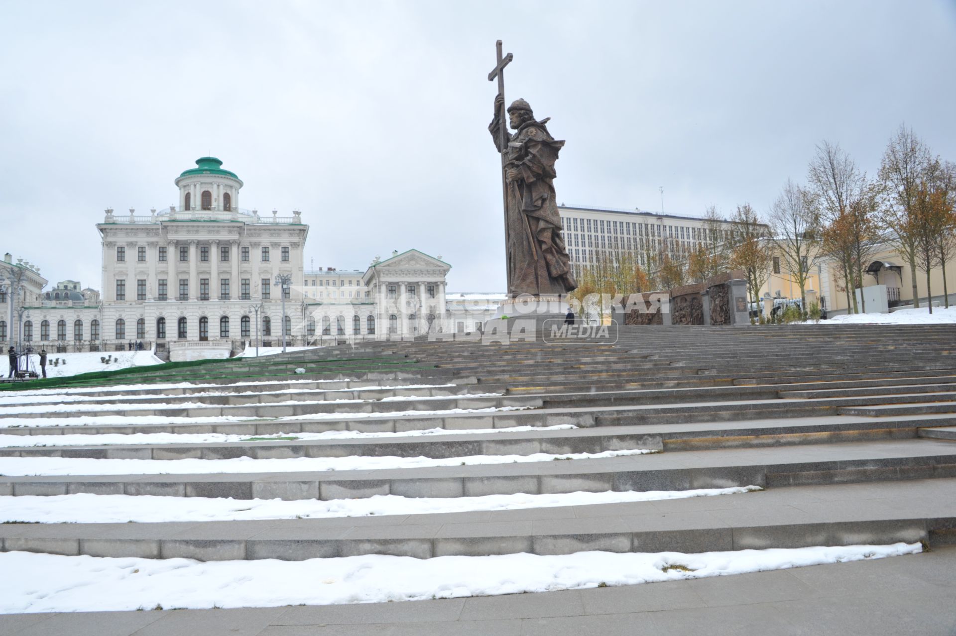 Москва.  Памятник святому равноапостольному князю Владимиру на Боровицкой площади.