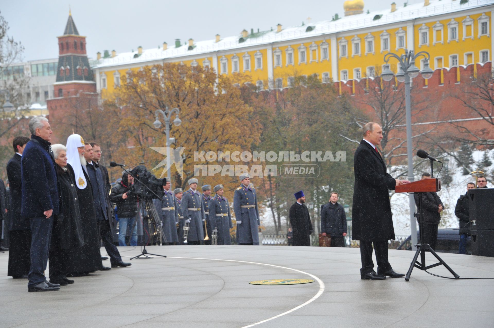 Москва.  Президент РФ Владимир Путин выступает на церемонии открытия памятника святому равноапостольному князю Владимиру на Боровицкой площади в День народного единства.