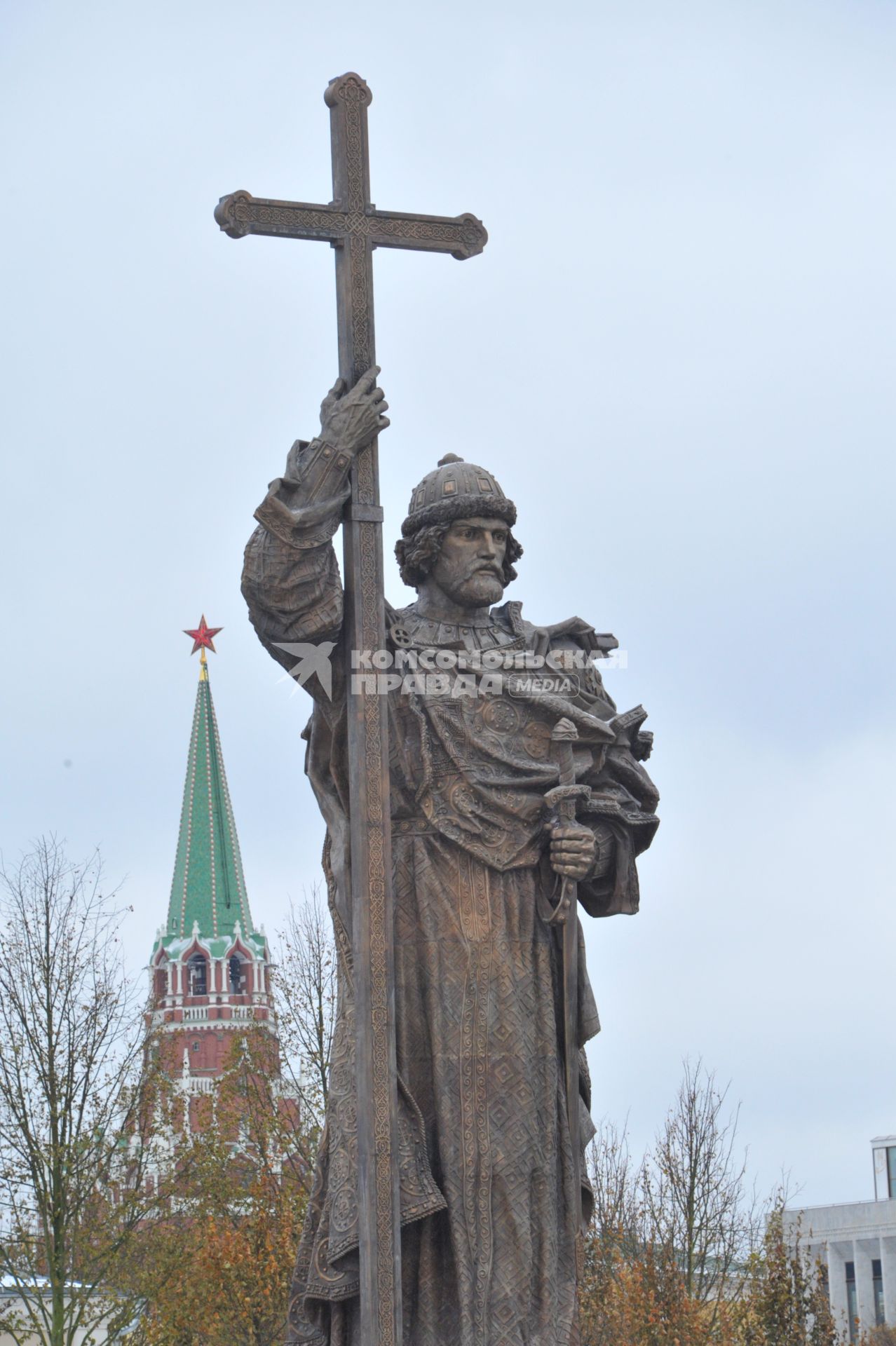 Москва.  Памятник святому равноапостольному князю Владимиру на Боровицкой площади.