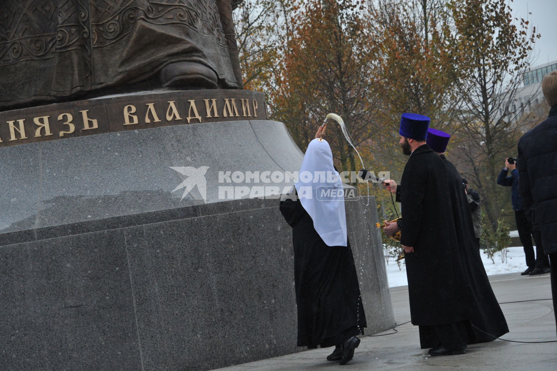 Москва.   Патриарх Московский и всея Руси Кирилл  освящает памятник на церемонии открытия памятника святому равноапостольному князю Владимиру на Боровицкой площади.