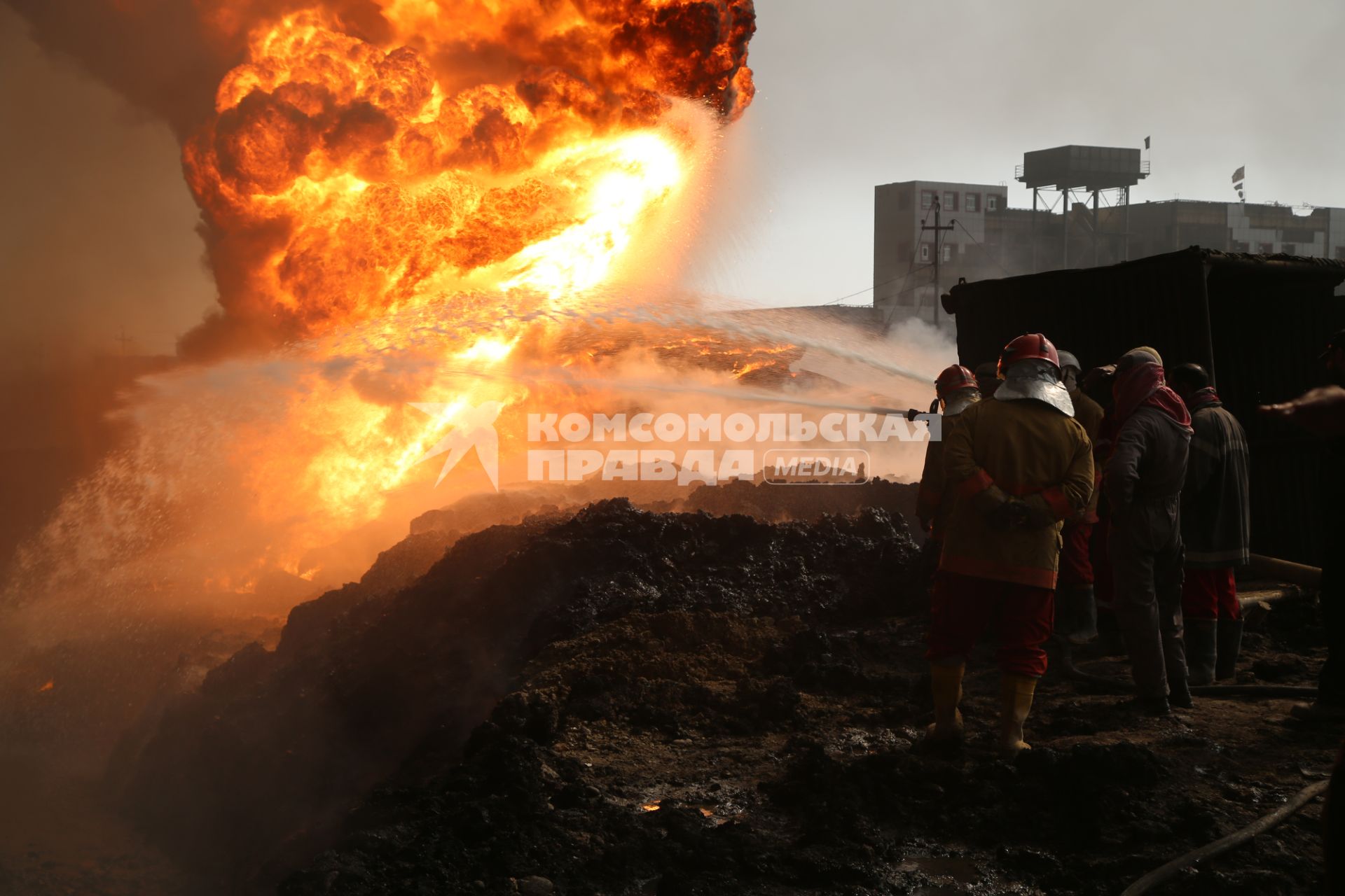 Ирак, Кайара. Пожарные заливают водой горящие нефтяные скважины, подожженные отступающими к Мосулу боевиками `Исламского Государства` (запрещенная в России экстремистская организация).