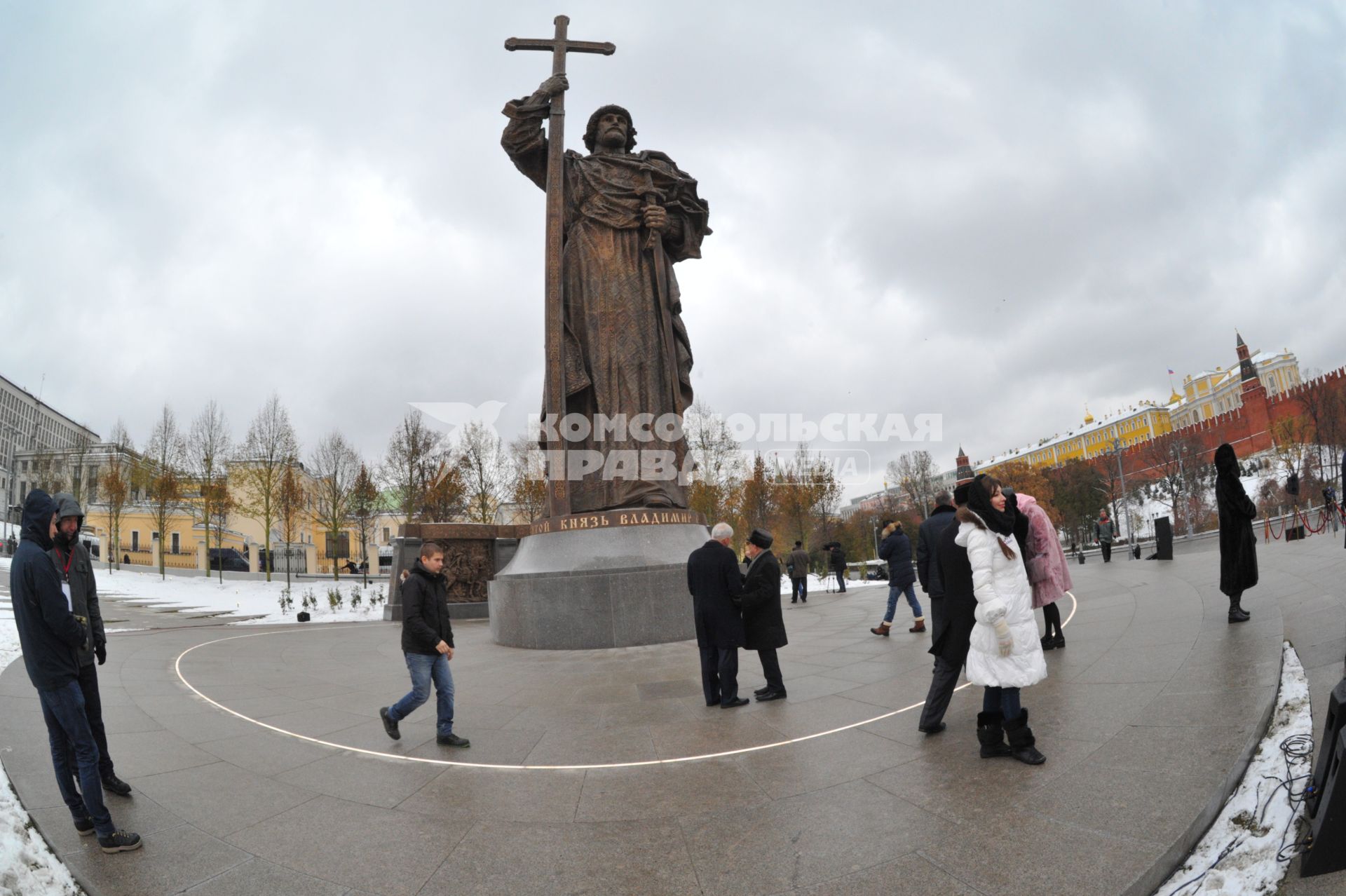 Москва.  Памятник святому равноапостольному князю Владимиру на Боровицкой площади.