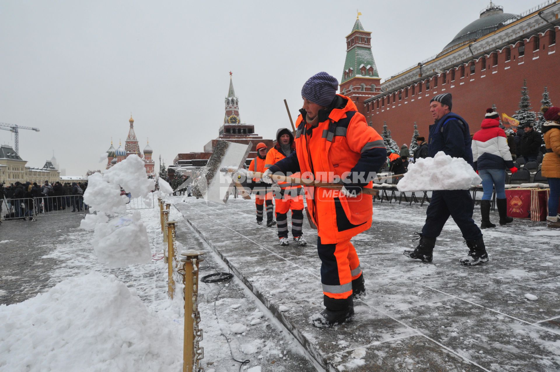 Москва.  Сотрудники коммунальных служб  убирают снег на Красной площади у Кремлевской стены.